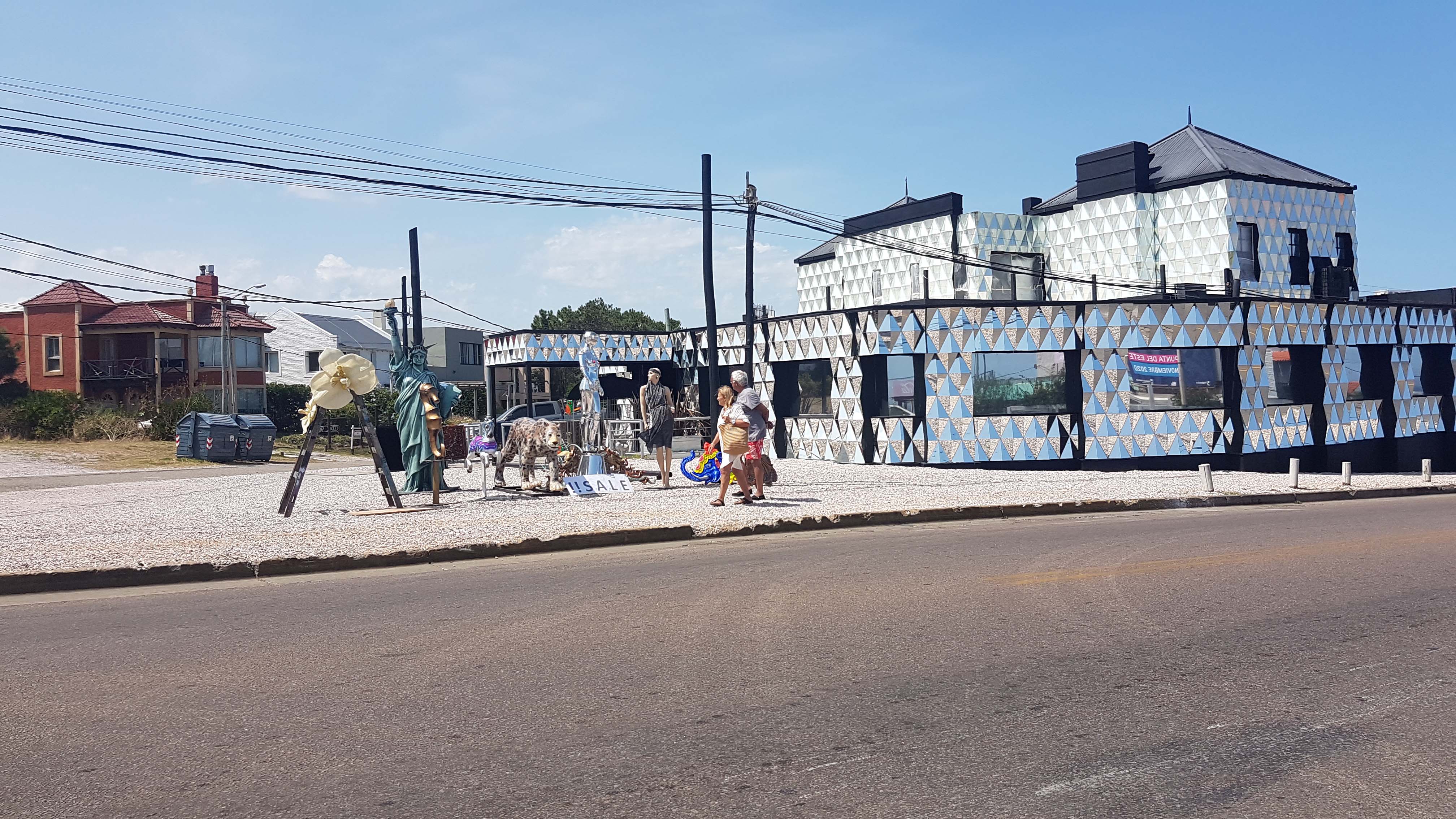 Sobre la RUTA 10 de la Barra se exhiben los objetos decorativos de temporadas anteriores y de actual que ambientaron el interior de Tequila (GM PRESS)