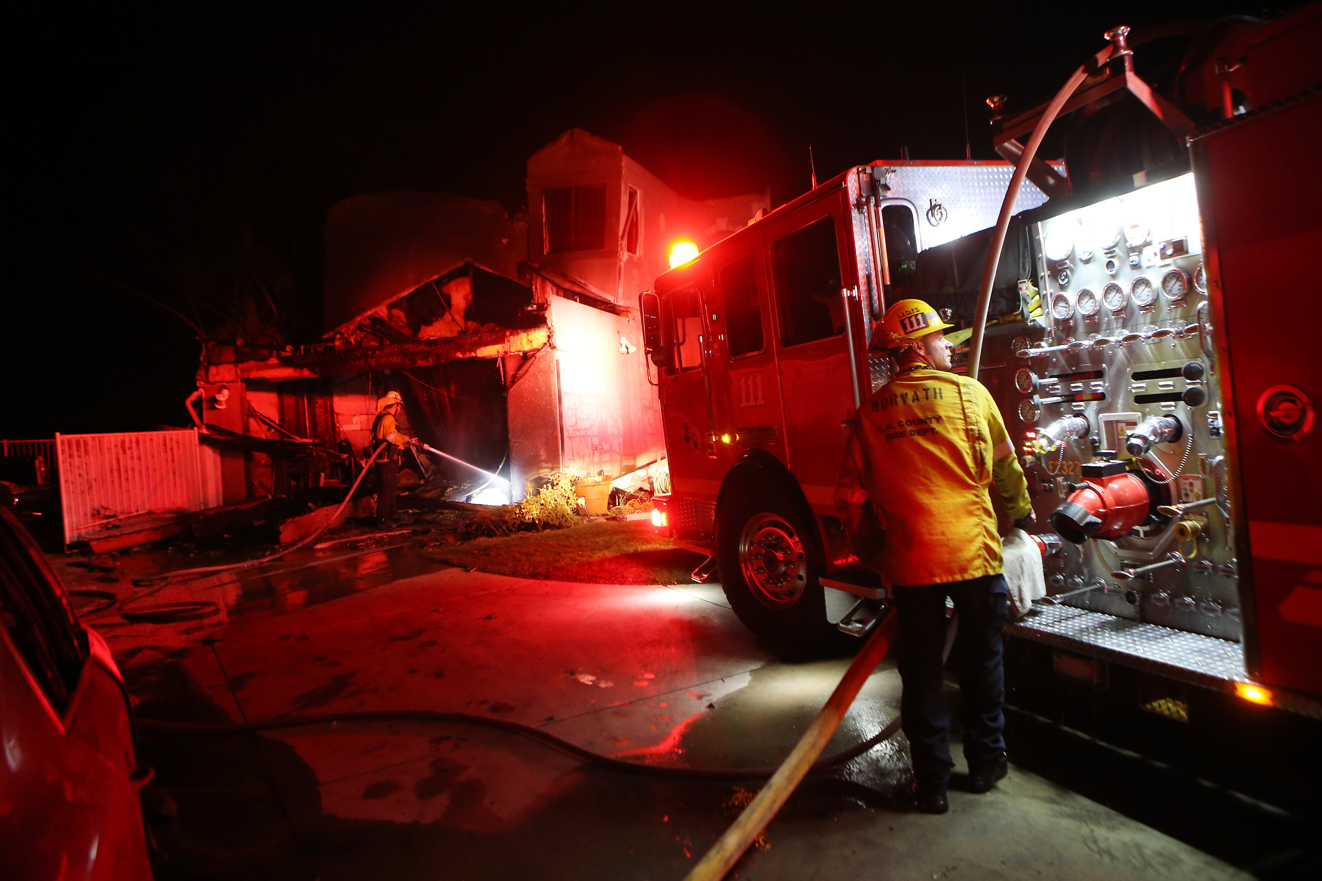 El cuerpo de bomberos de Los Ángeles en Canyon Country, California. (AFP)