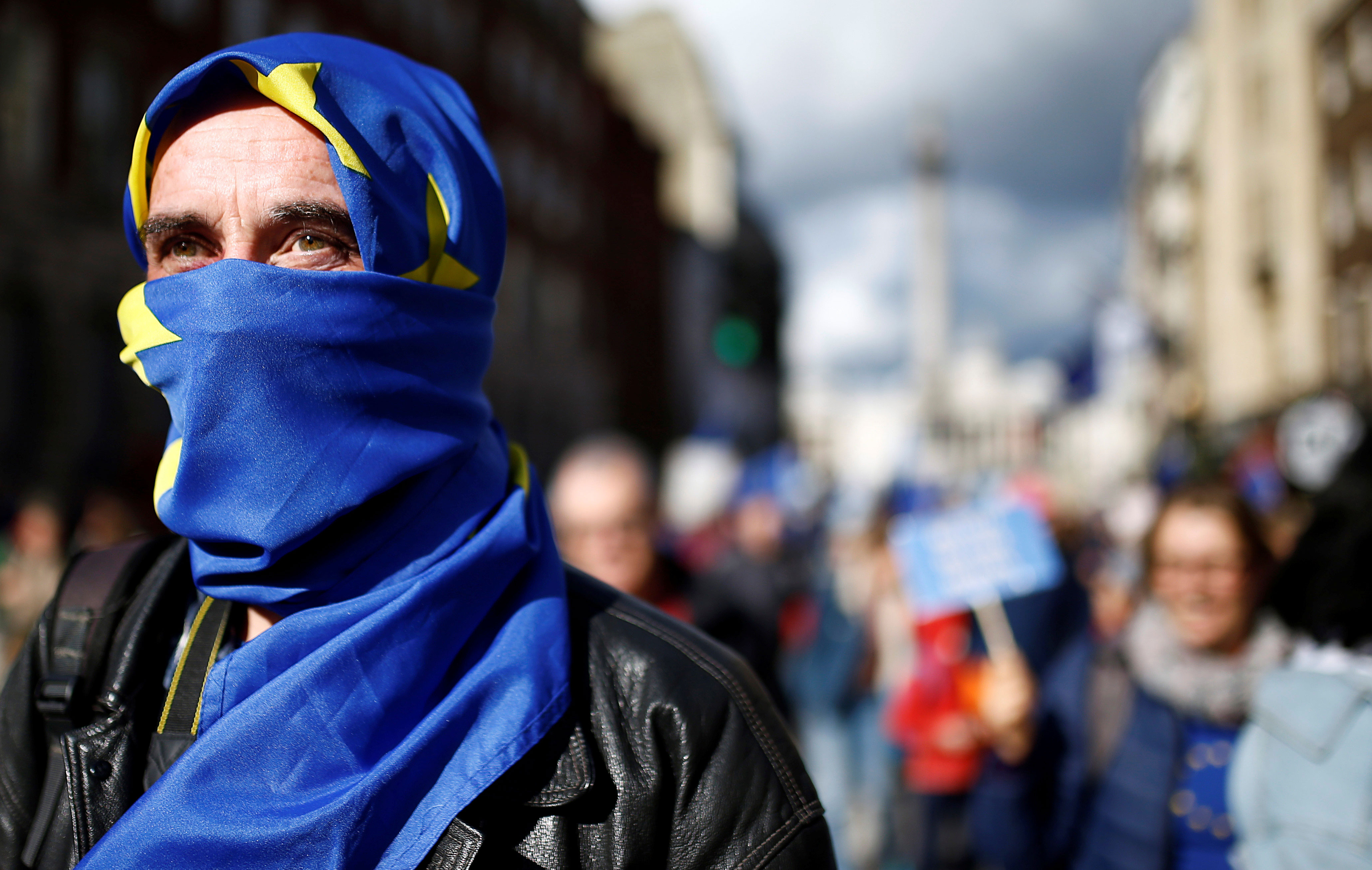 Los manifestantes escucharán discursos de políticos y celebridades que apoyan el voto de “confirmación”, como se ha denominado a ese segundo posible plebiscito, mientras portan banderas proeuropeas y pancartas críticas con el primer ministro británico, Boris Johnson (REUTERS/Henry Nicholls)
