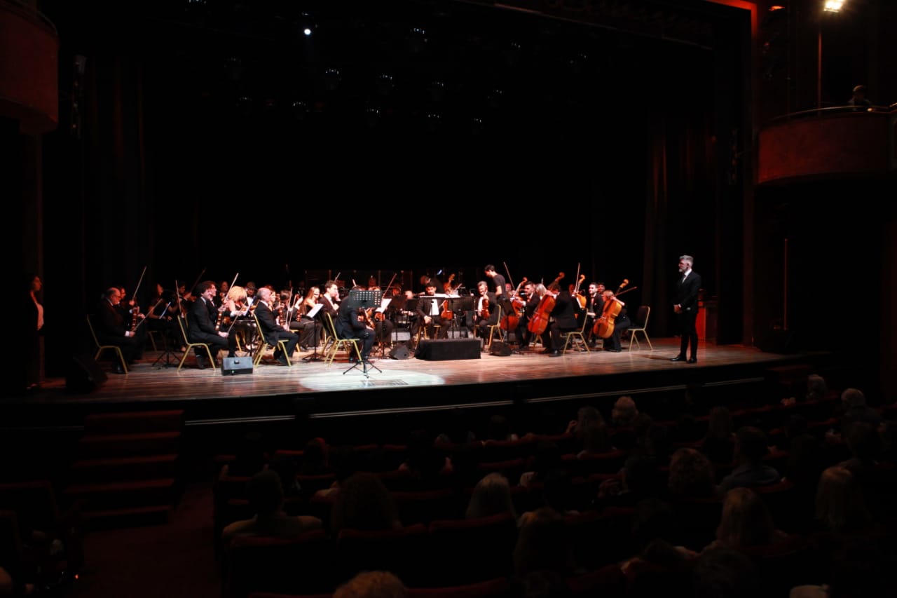 La Gala Sinfónica contó con la asistencia de mil cien personas. “Nos queda mucho por delante, estos años son sólo el comienzo de un largo camino por recorrer. Pero sepan que no podemos hacerlo sin ustedes, necesitamos que nos acompañen en este desafío inspirador y apasionante que enfrentamos día a día, sabiendo que nuestra mira está puesta en lograr que los avances científicos y la información sobre el cerebro sea de fácil acceso para toda la comunidad, con el objetivo de contribuir a mejorar la vida de las personas