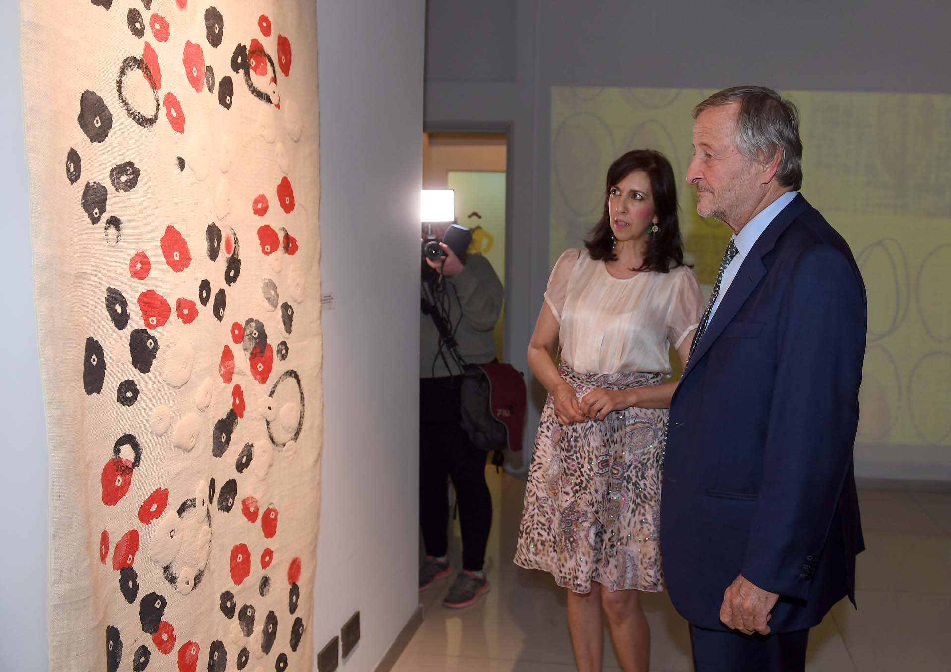 La curadora de la muestra, Eleana Pardini, junto a Cristiano Rattazzi