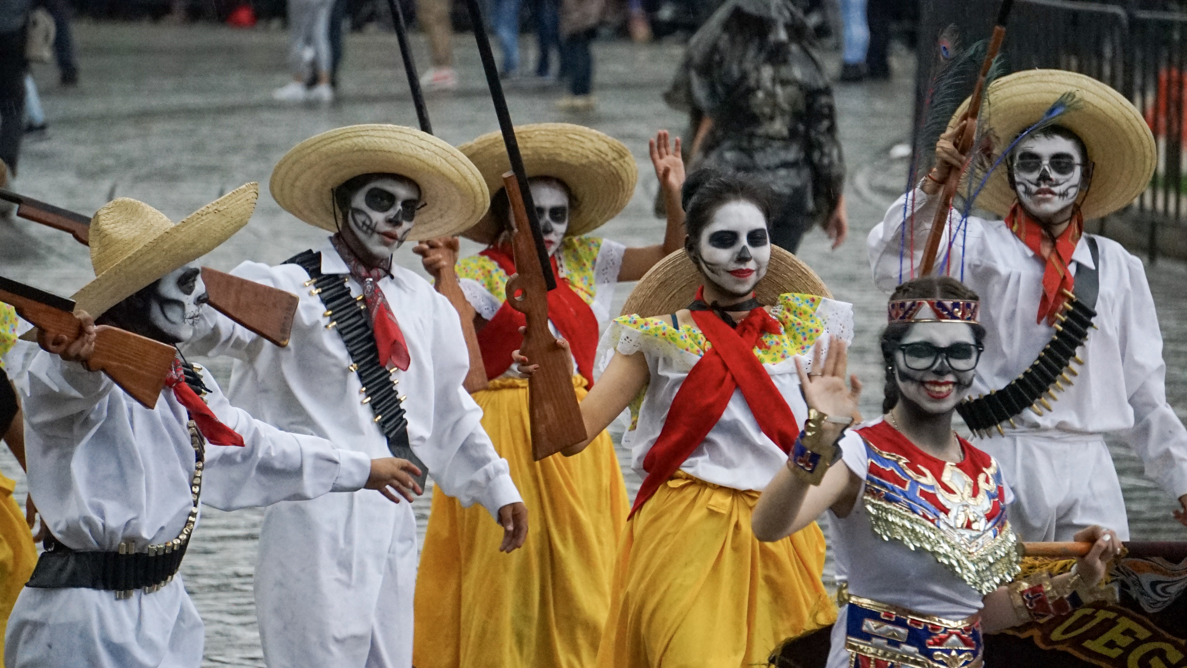 El color blanco predomina entre el desfile, seguido de amarillo, rojo, negro, entre otros colores