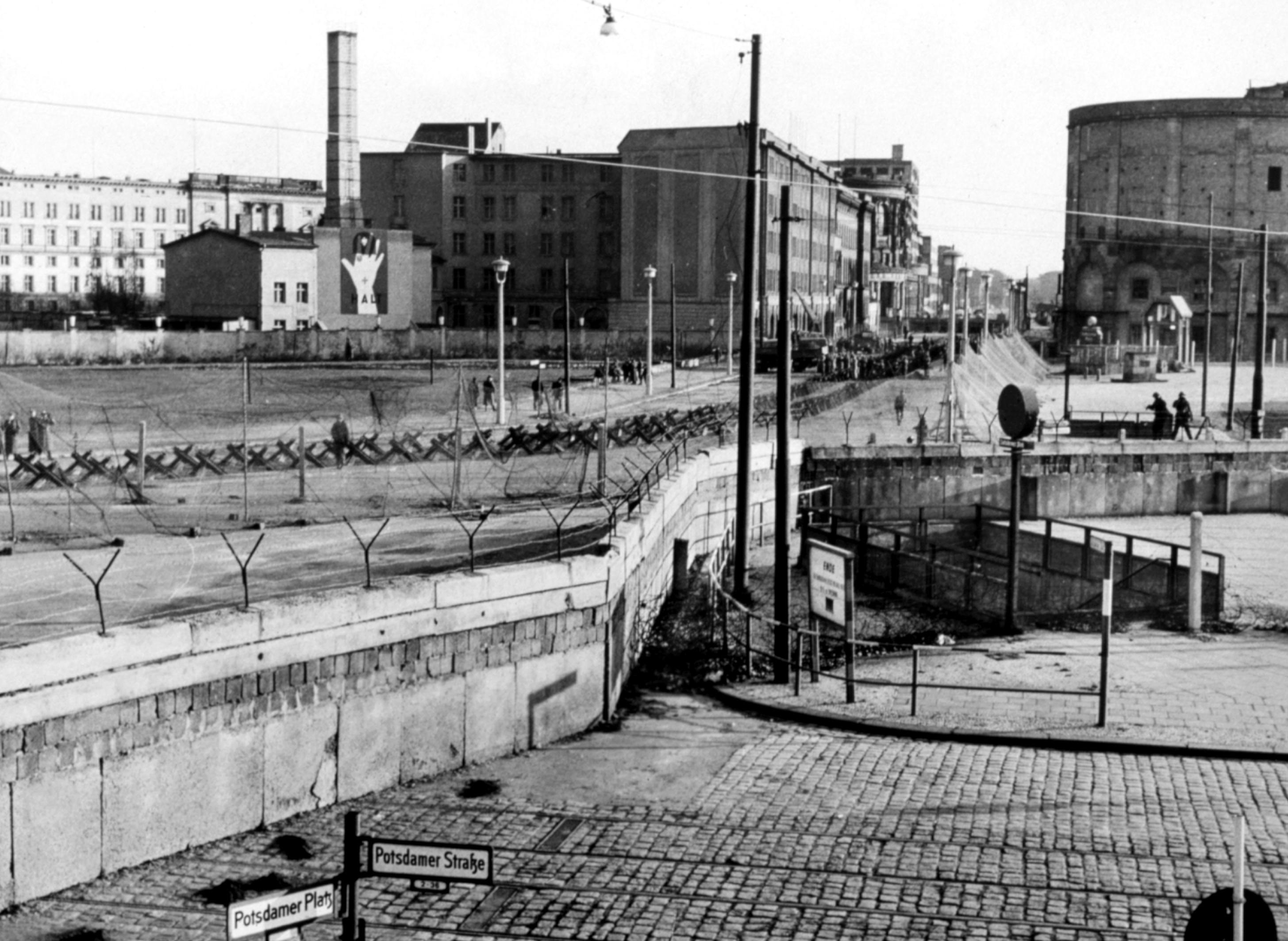 El muro coronado con una alambrada de púas