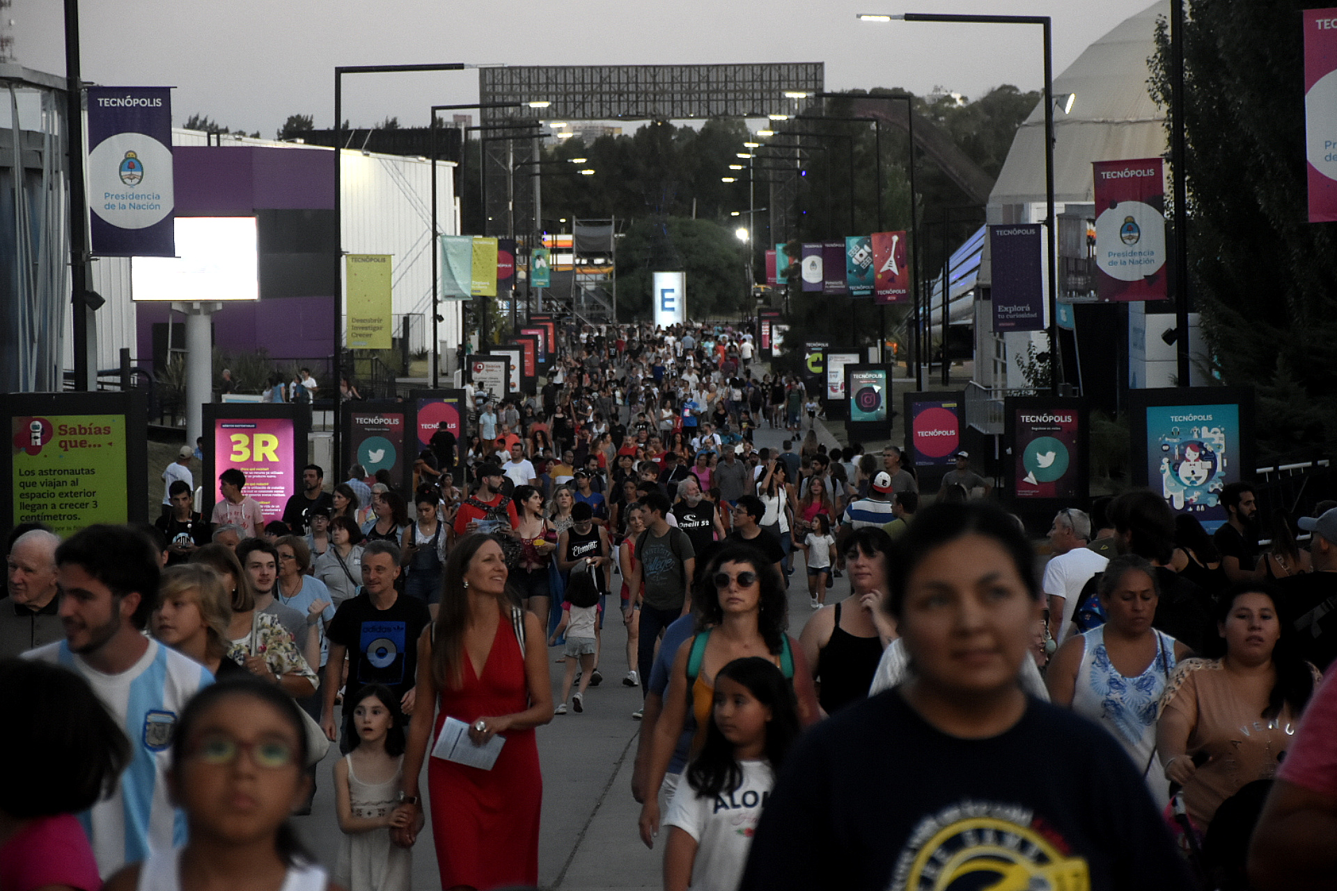 La multitud se agolpaba desde antes de las 18 frente a las puertas del parque.