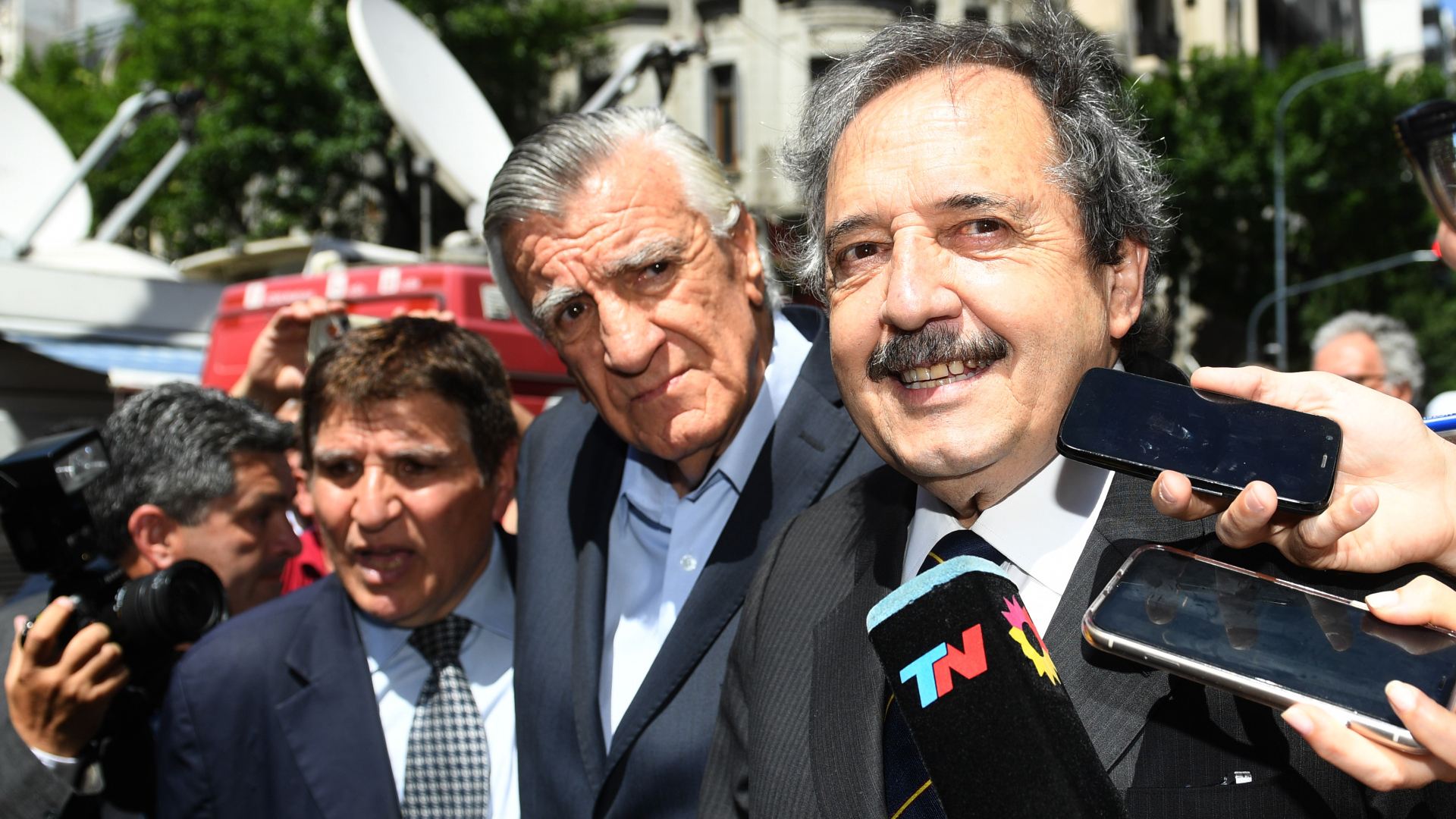 Ricardo Alfonsín con el diputado José Luis Gioja, presidente del PJ, el día de la asunción de Alberto Fernández (Maximiliano Luna)