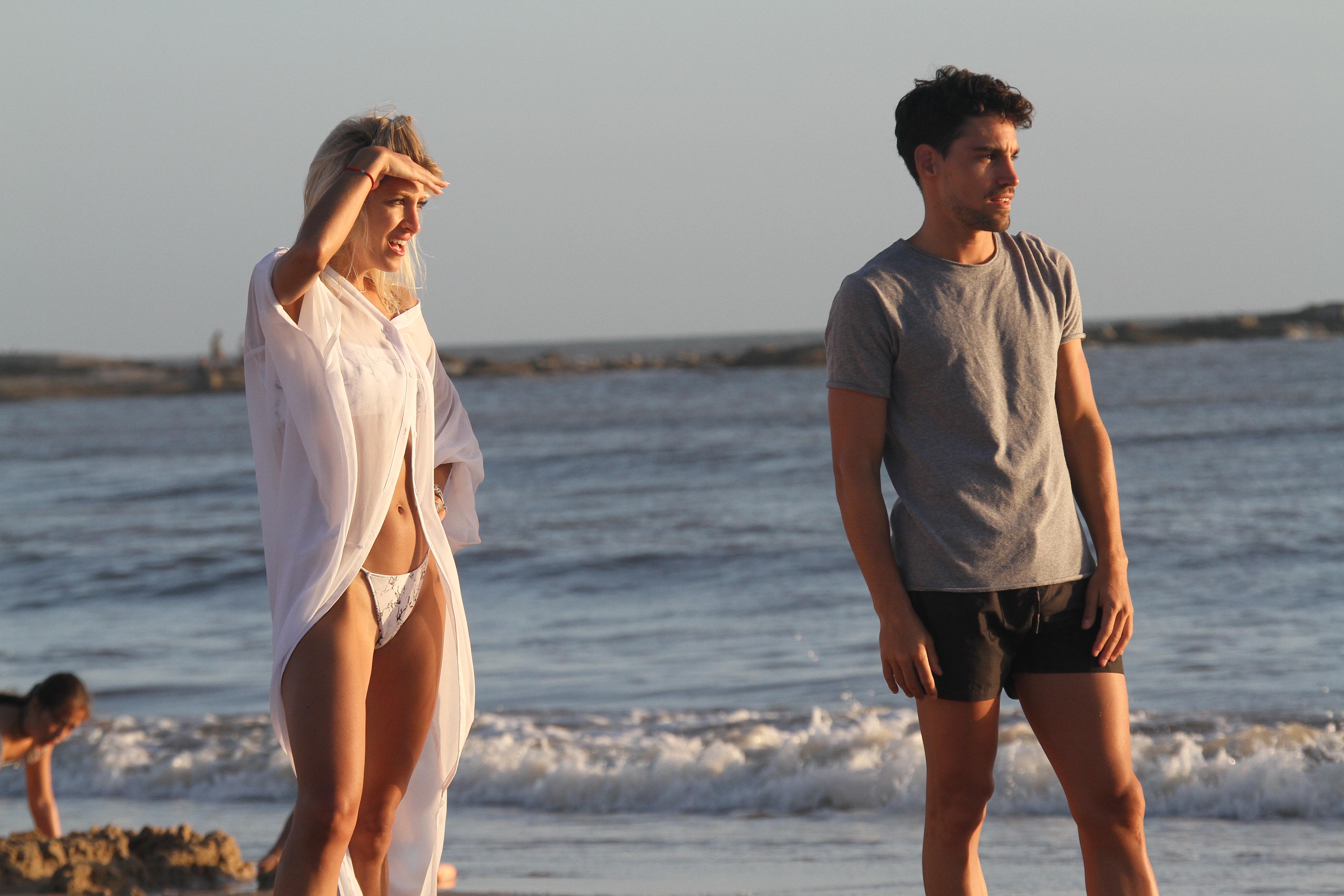 La modelo y su novio jugaron con sus amigos