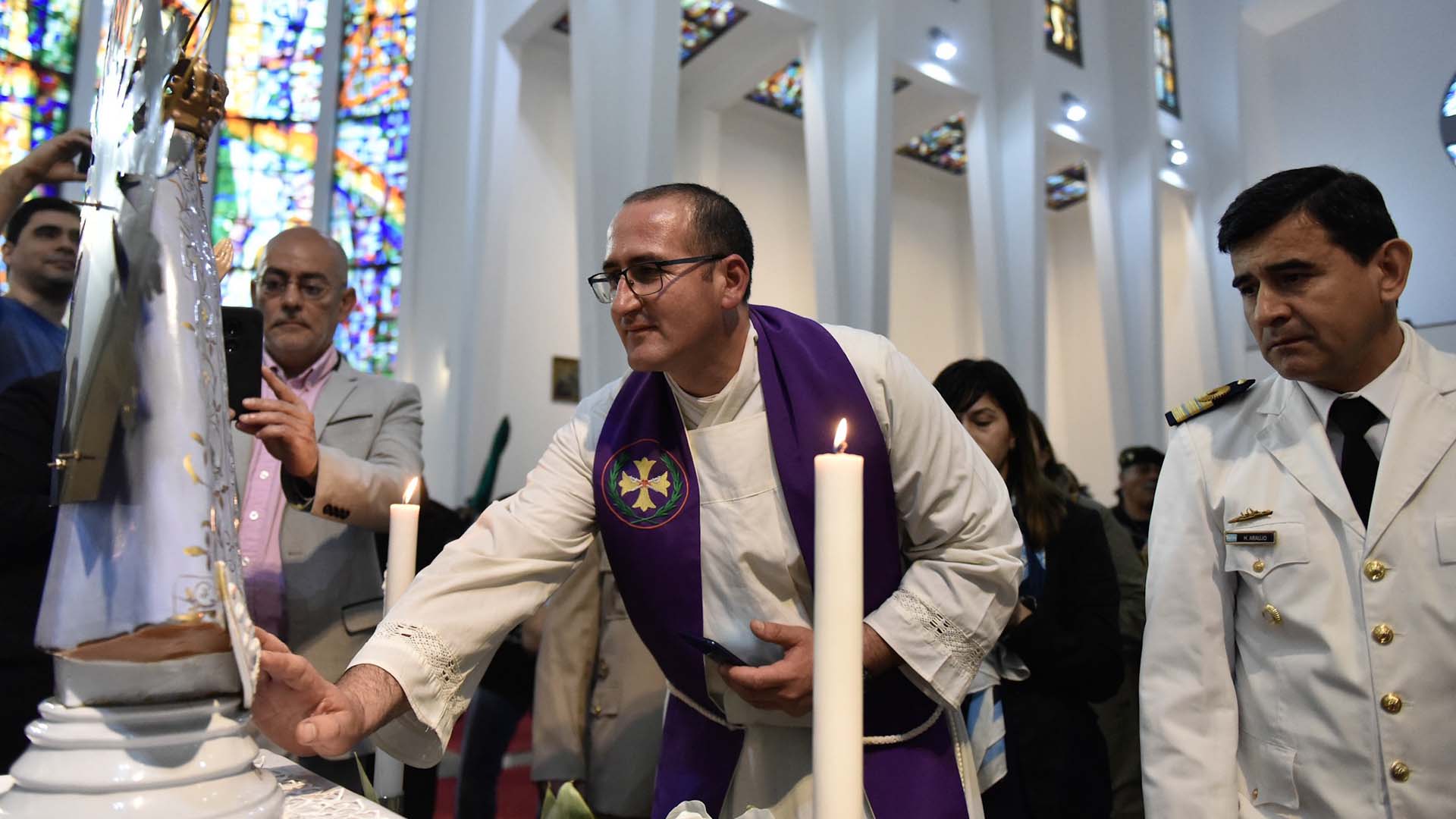 La ceremonia comprende no solo a los caídos en la Guerra de Malvinas, sino también a aquellos que murieron en servicio en todas las Fuerzas Armadas y Fuerzas Federales de Seguridad. Duró una hora en la Catedral Castrense Stella Maris y contó con la presencia de la imagen de Ntra. Sra. de Luján que estuvo en las Islas Malvinas durante el conflicto bélico