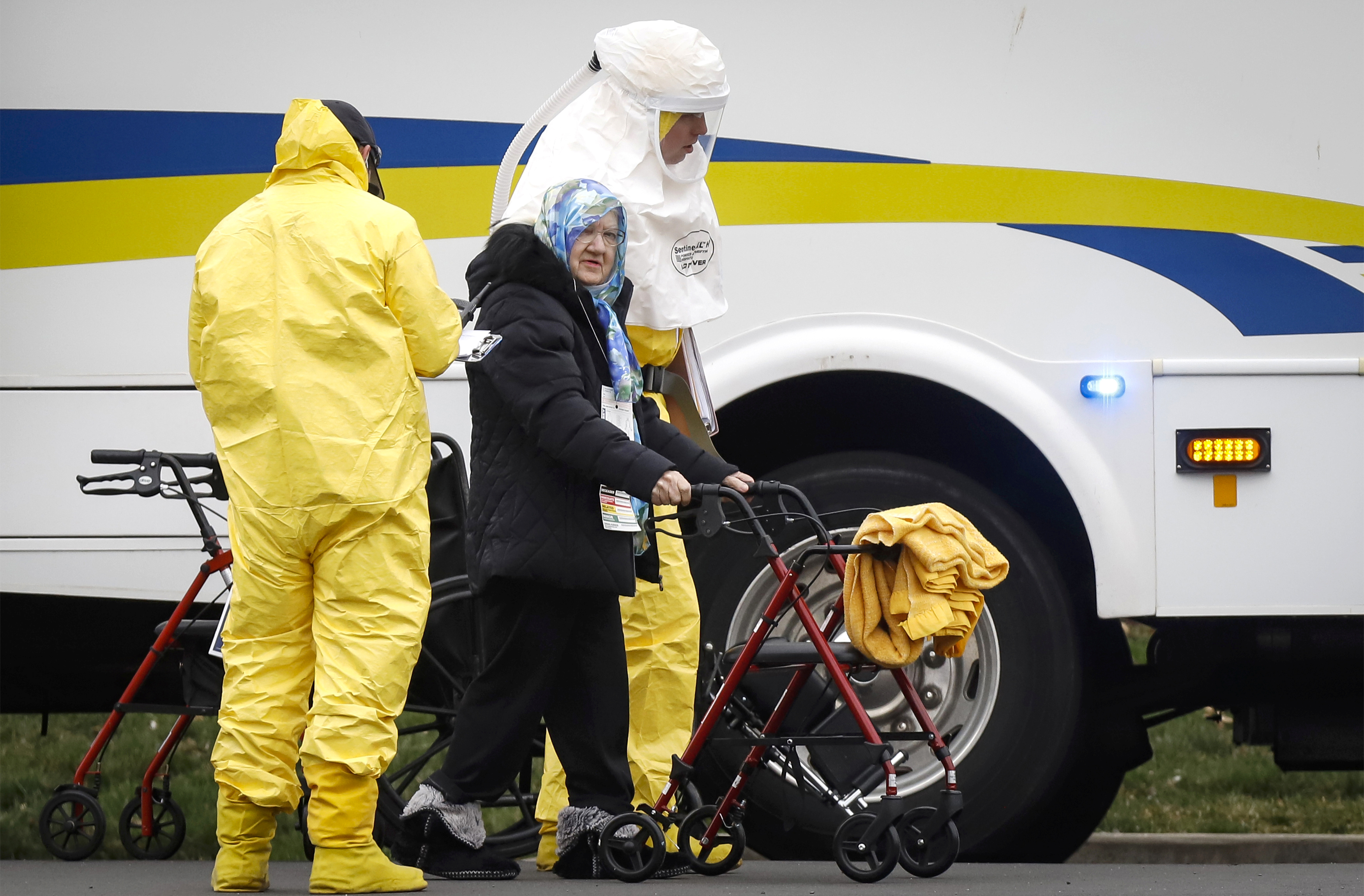 Una anciana es acompañada por médicos en su salida de un geriátrico en Nueva Jersey (REUTERS/Stefan Jeremiah)