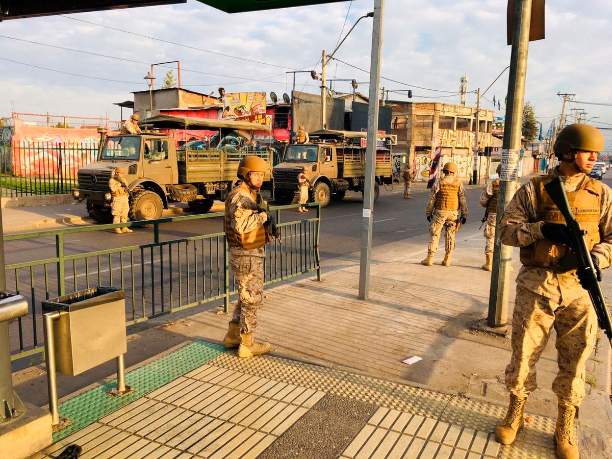 A las primeras horas del domingo, los militares habían logrado tomar las calles de la capital chilena