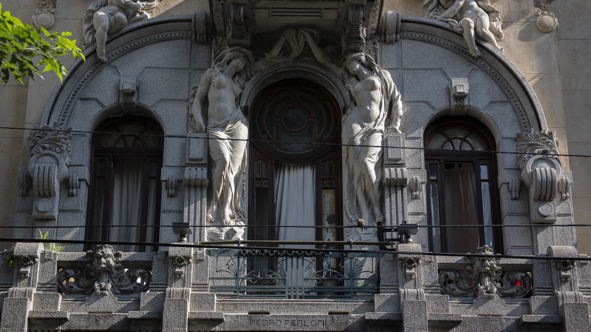 De afuera, la Casa Calise puede parecer un palacio. Ocupa unos 8.000 metros cuadrados. Fue, sin embargo, construida en 1911 como casa de alquiler, siendo una de las tres edificaciones encargadas por la familia Calise a Colombo