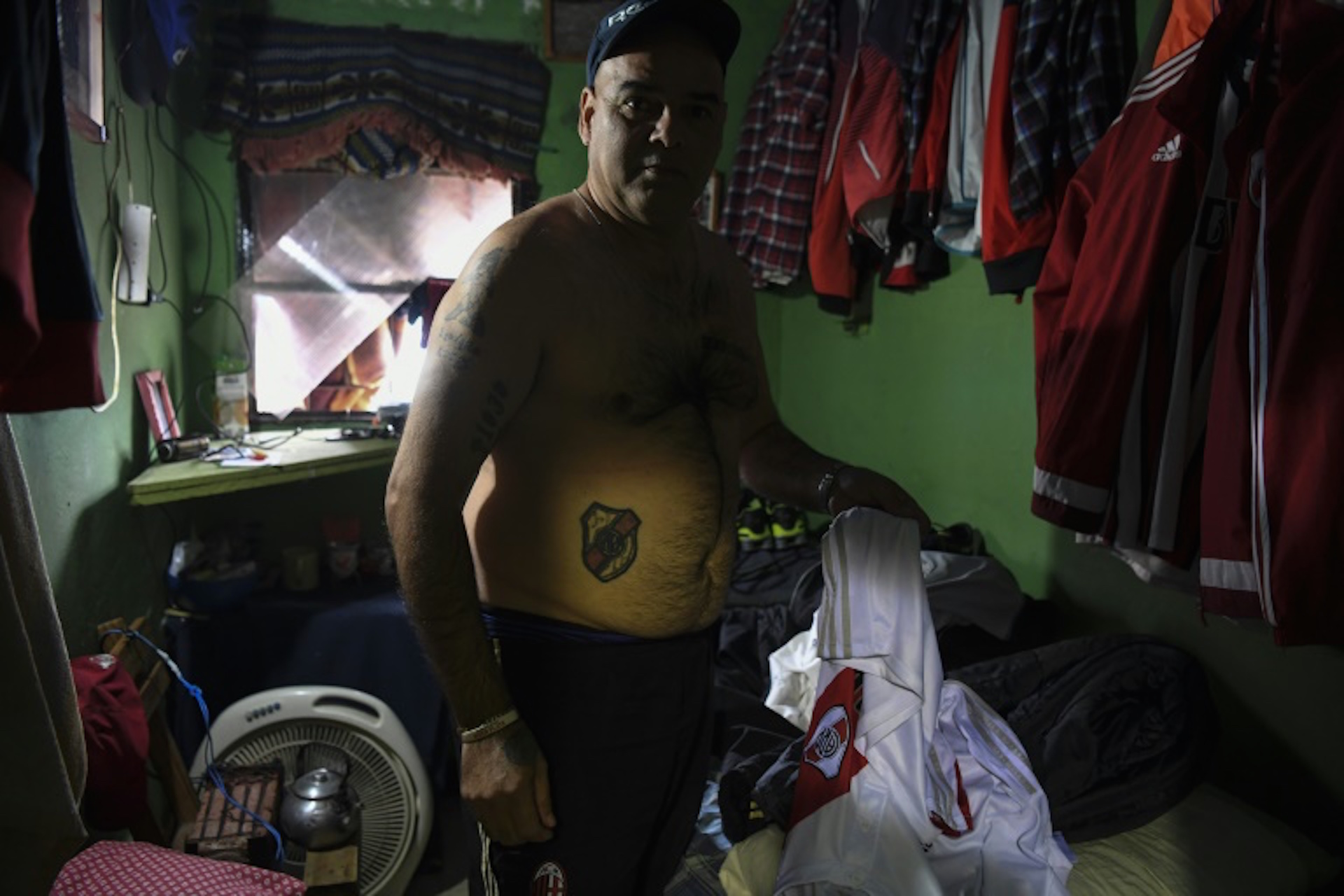Un preso de la Unidad Penitenciaria N° 9 de La Plata, a las afueras de Buenos Aires, muestra su celda,(AFP - EITAN ABRAMOVICH)