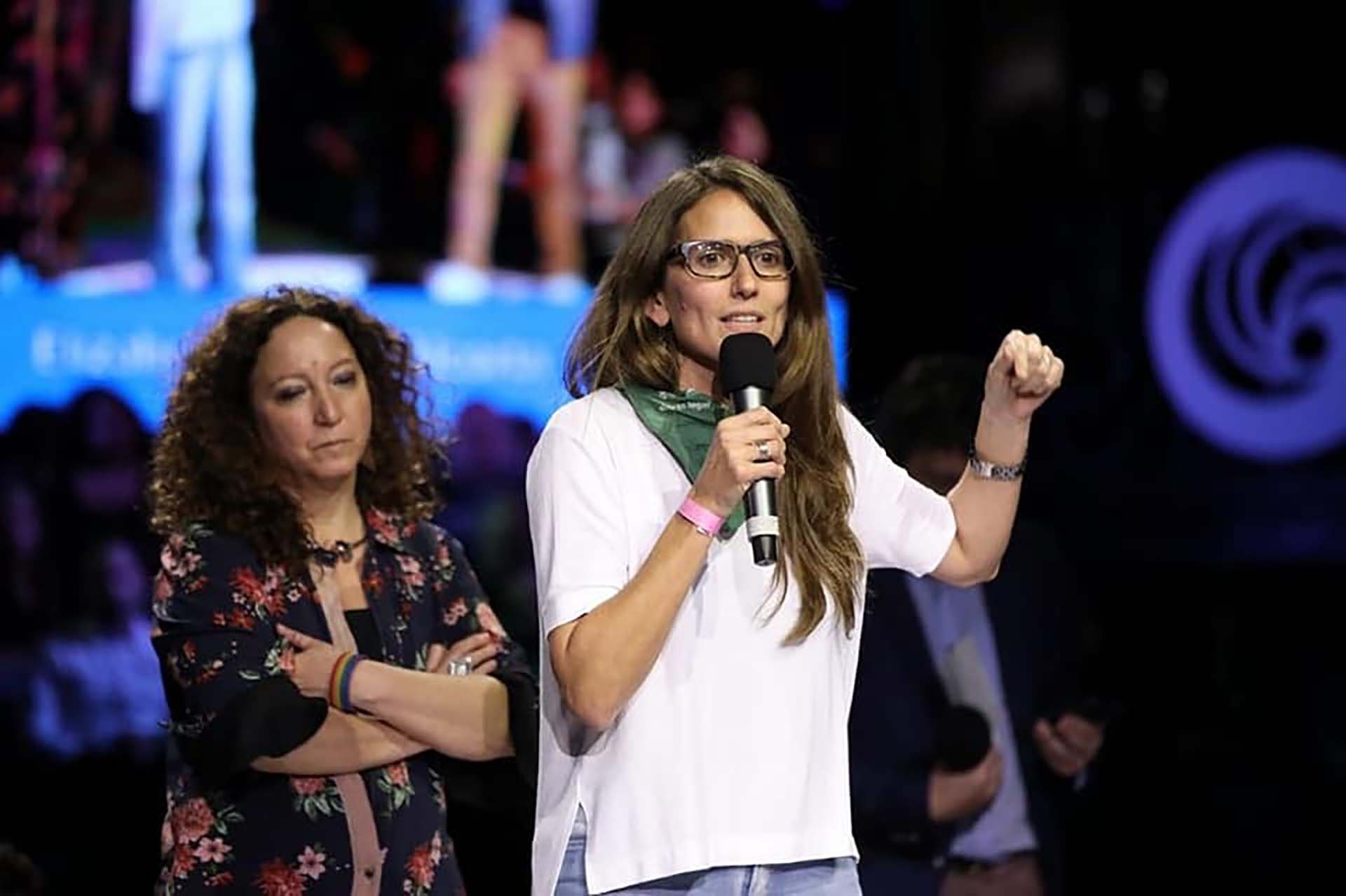 Con el pañuelo verde al cuello, símbolo del derecho al aborto legal, seguro y gratuito.