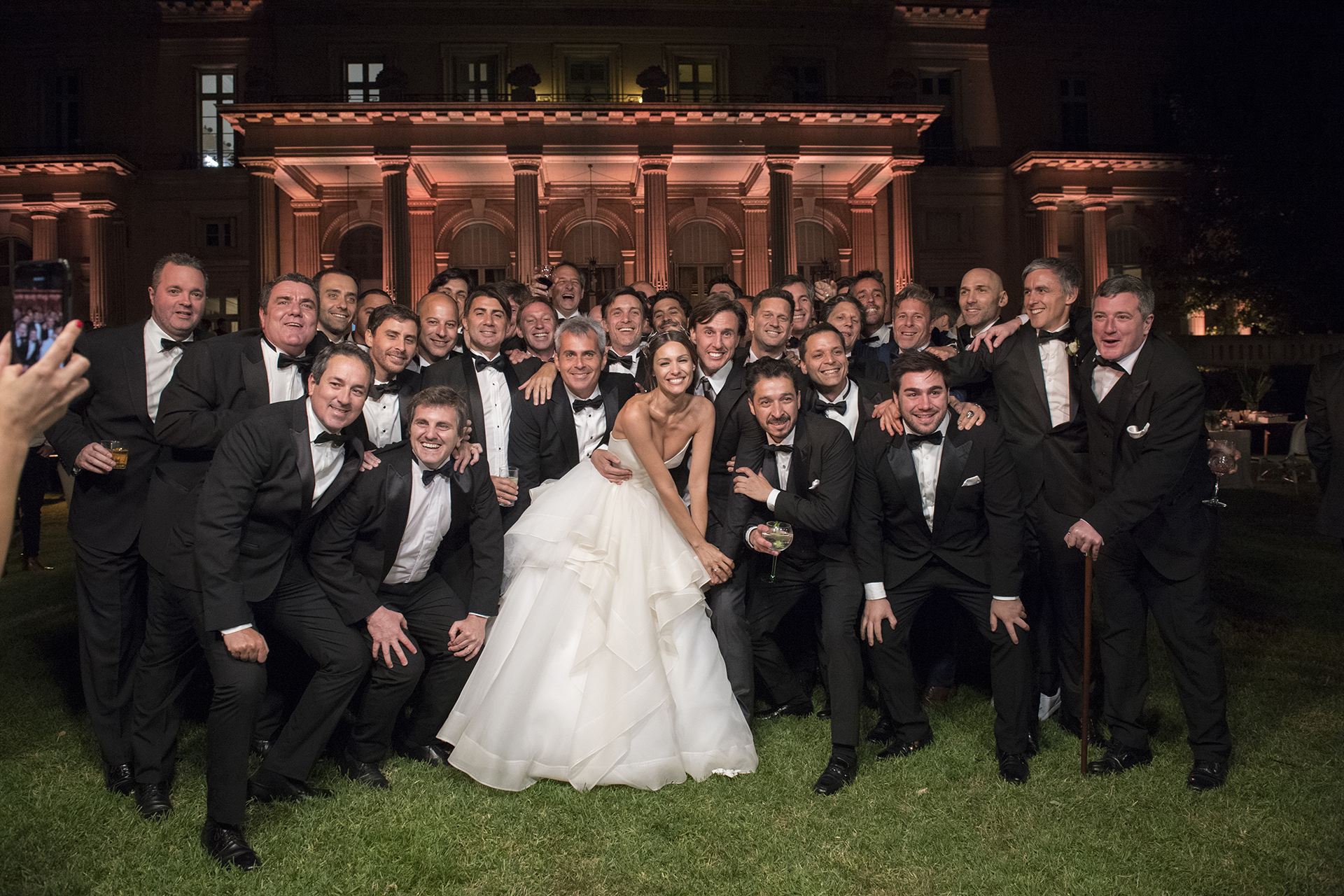 Los invitados posan para la foto