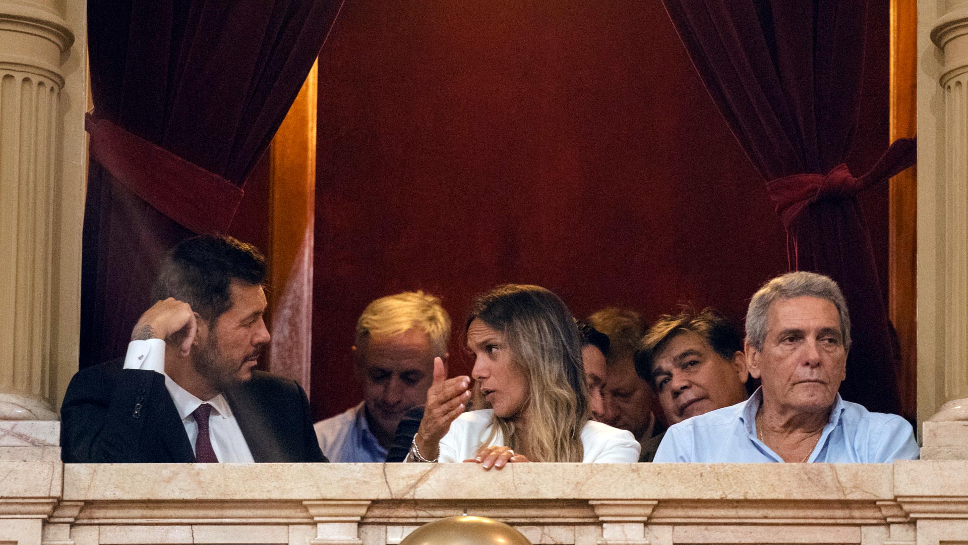 Marcelo Tinelli estuvo presente durante la Asamblea Legislativa, sentado en un palco al lado de Malena Galmarin. El conductor eligió un traje oscuro con corbata violeta, siguiendo una línea formal, pero no tan clásica