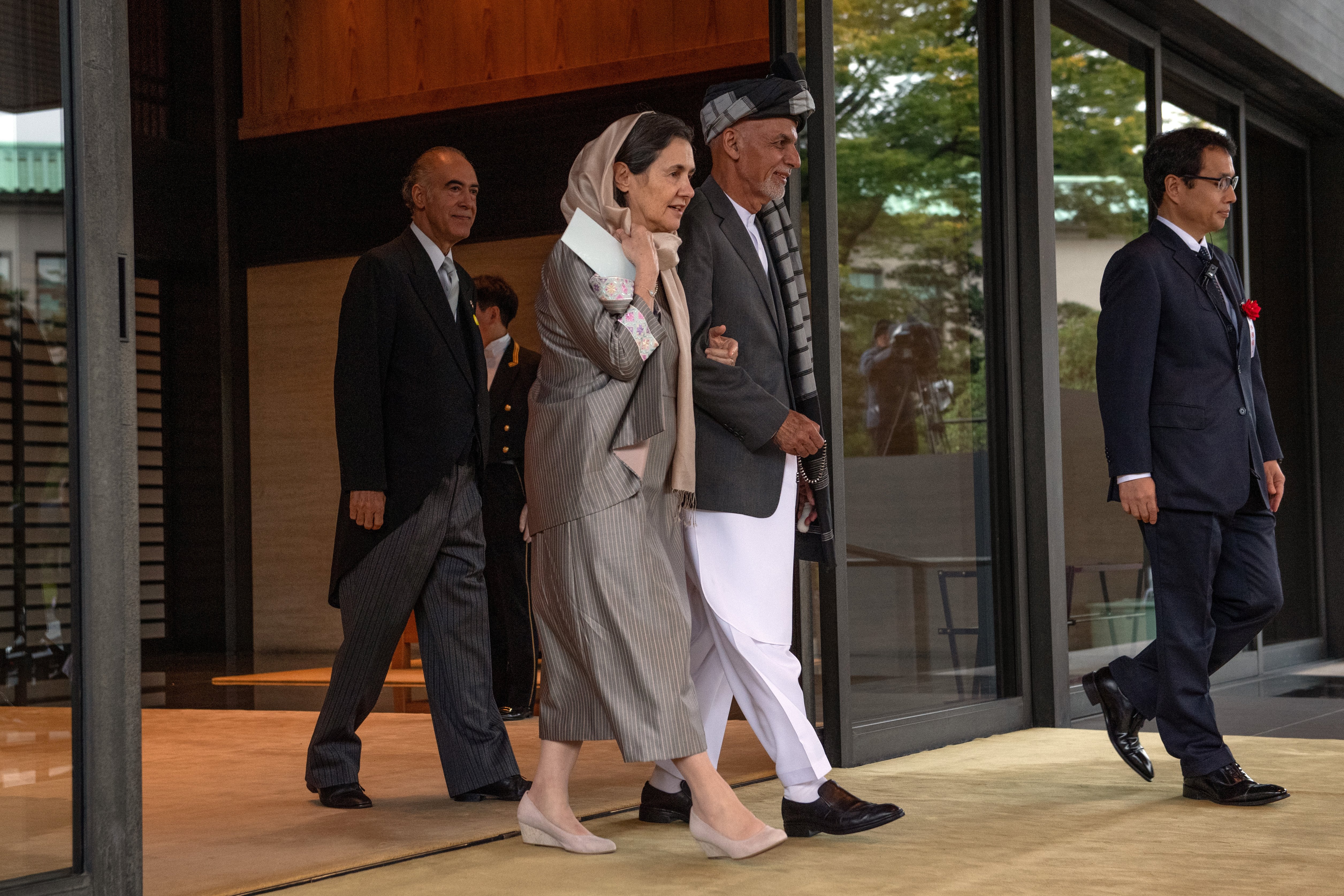 El presidente de Afganistán, Ashraf Ghani, y su esposa Rula Ghani se van después de la ceremonia de entronización del emperador japonés Naruhito en el Palacio Imperial de Tokio (AFP)