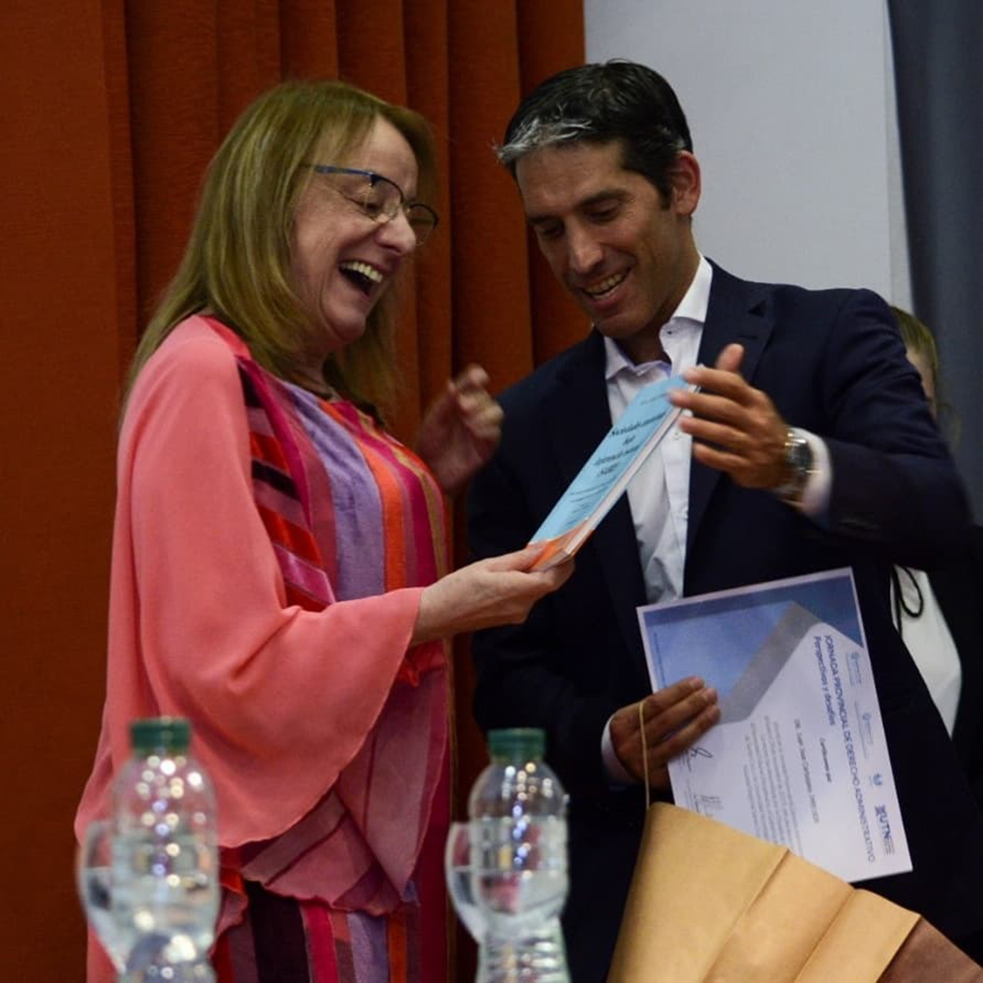 El futuro subsecretario de Hidrocarburos Juan José Carbajales junto a Alicia Kirchner