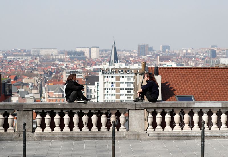 Personas practicando la distancia social en un techo de Bruselas, Bélgica, 27 marzo 2020.
REUTERS/Francois Lenoir