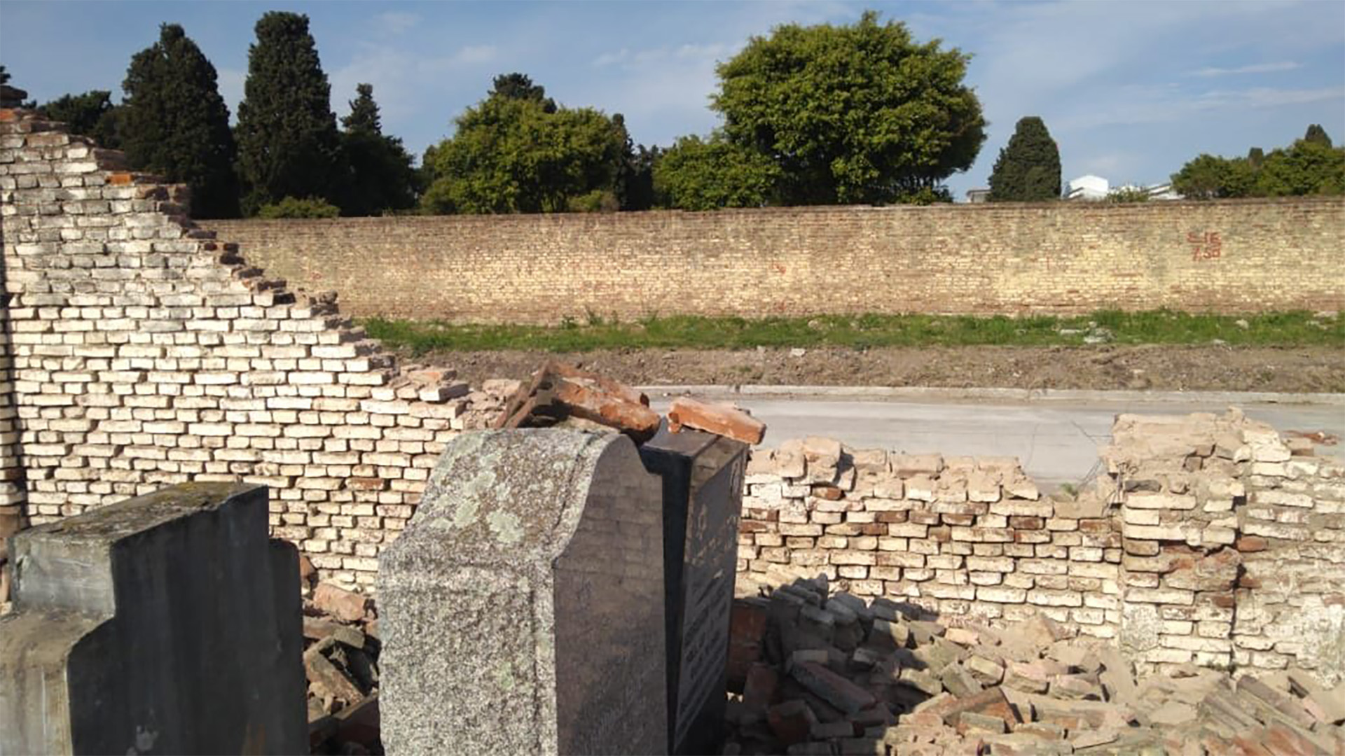 Imágenes del ataque al cementerio (@InfoAMIA)