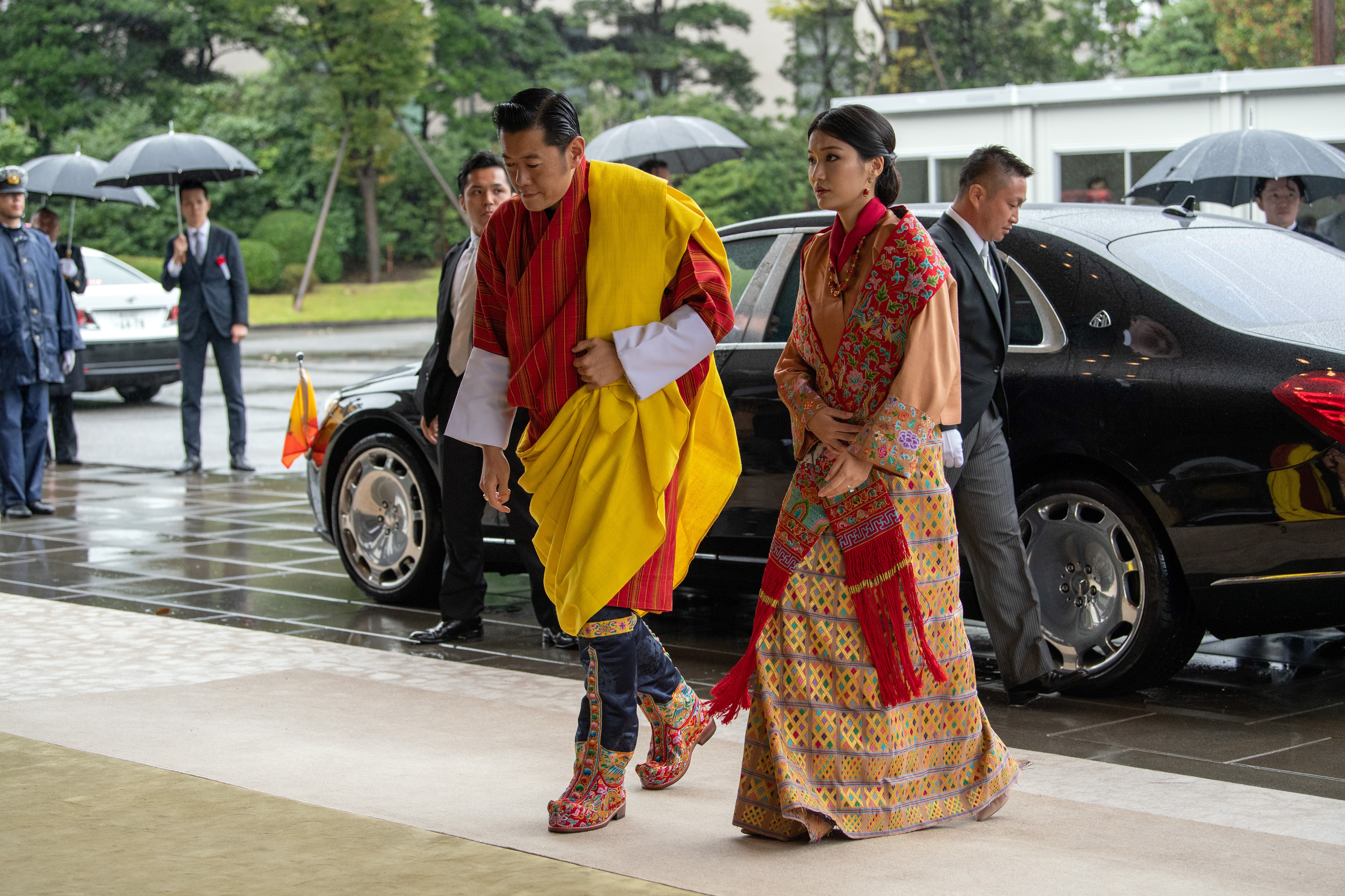  El rey de Bután, Jigme Khesar Namgyel Wangchuck y la reina Jetsun Pema llegan para asistir a la ceremonia de entronización del emperador japonés Naruhito en el Palacio Imperial (AFP) 
