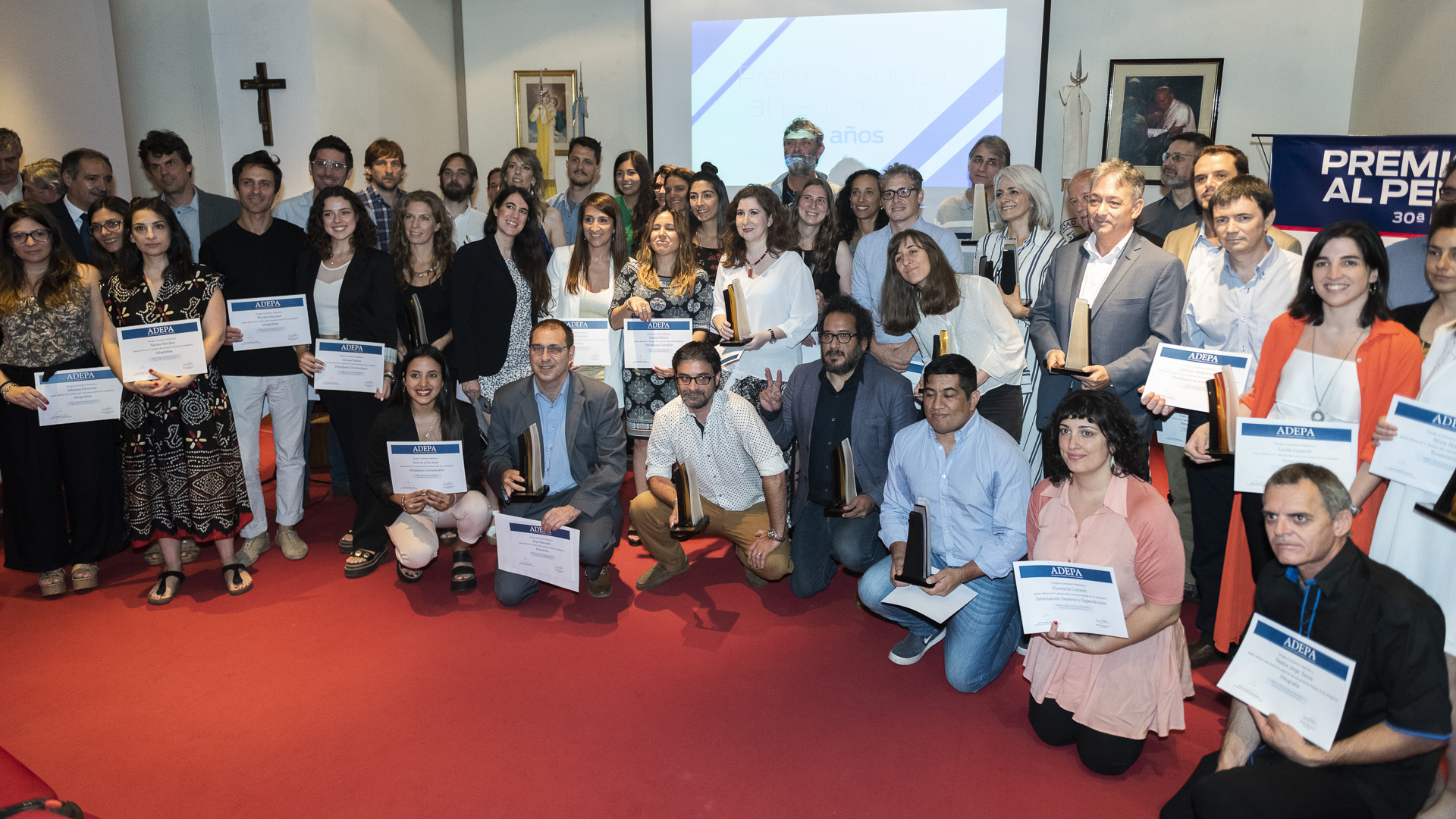 La foto grupal de todos los ganadores de los Premios Adepa al Periodismo 2019, en el Auditorio Monseñor Derisi, de la Universidad Católica Argentina