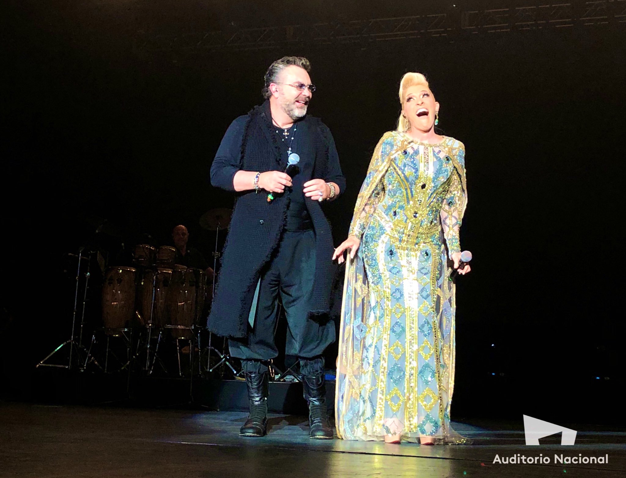 El cantante Mijares y Yuri cantaron juntos en el escenario. (Foto: Twitter)