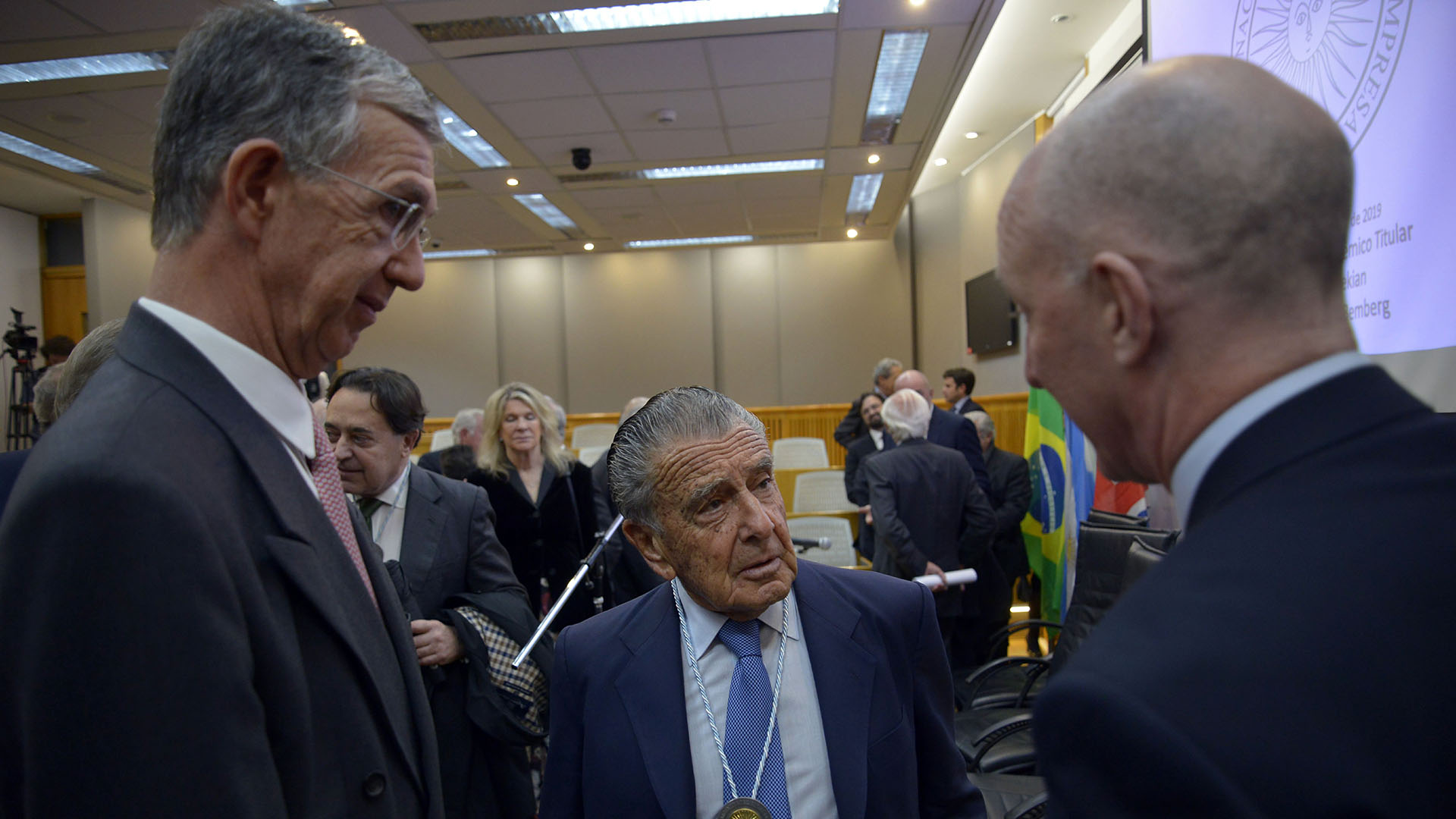 Eurnekian dialoga con los embajadores de Brasil e Inglaterra, Sergio França Danese y Mark Kent