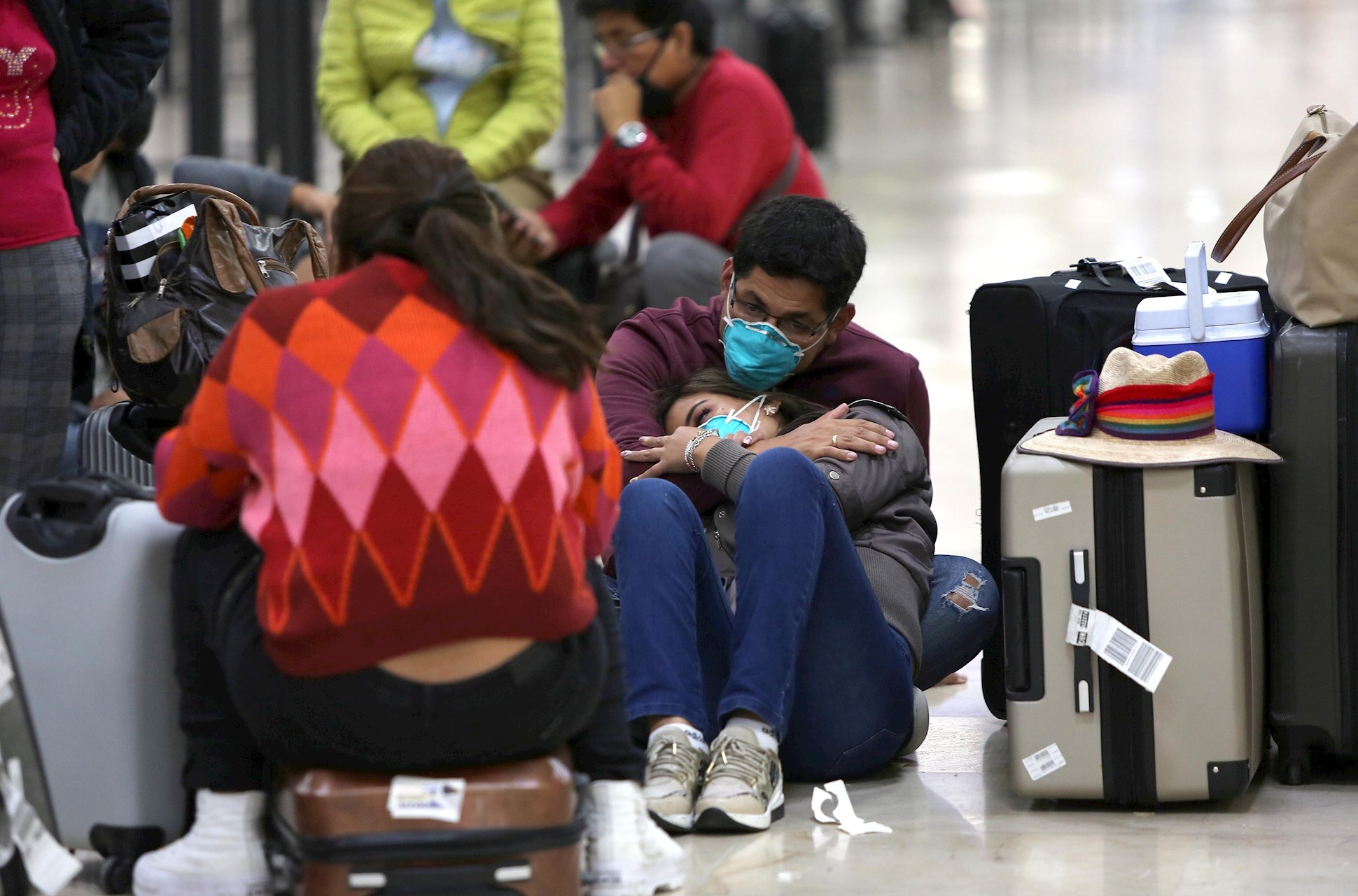 Pasajeros varados en Cancún.