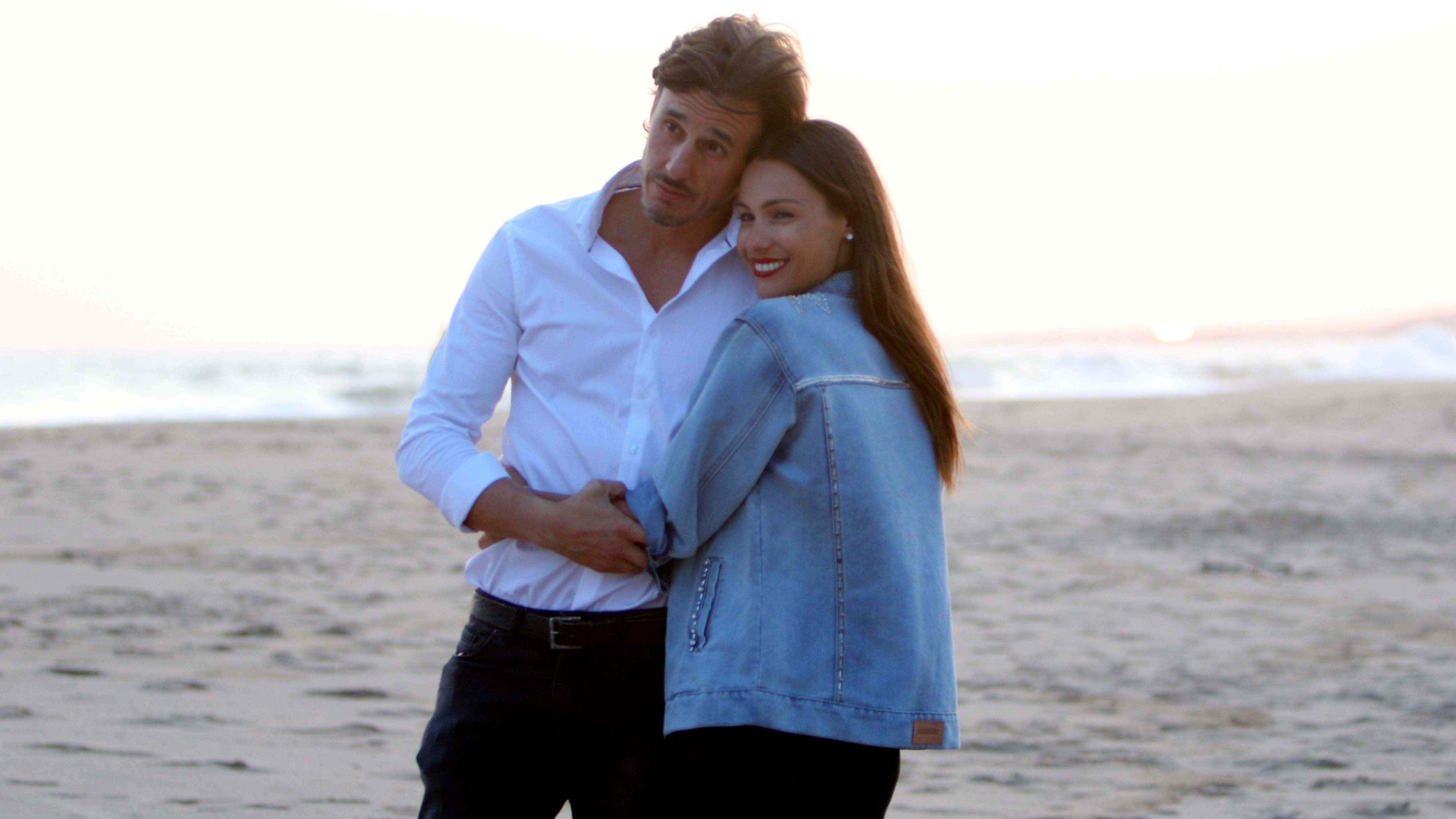El frío del atardecer obligó a Pampita a ponerse una campera de jean. ¿Improvisó? ¡Nada de eso! Todo en su look estaba pensado