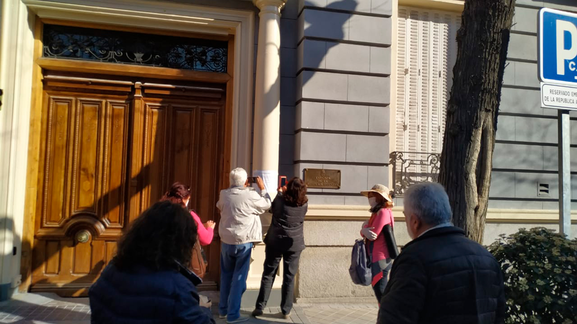 Los argentinos se acercan hasta el consulado en Madrid pero nadie los atiende. Solo reciben consultas por Whatsapp (Joaquín Pedroso)