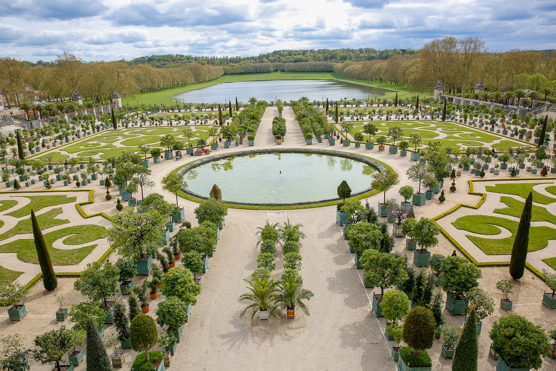 Los impresionantes Jardines de Versalles cuentan con una extensión de más de 800 hectáreas a lo largo de las cuales se extienden plantas y todo tipo de árboles, además de gran cantidad de estatuas de mármol, estanques y fuentes