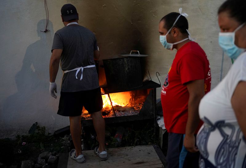Imagen de archivo de miembros de la familia Salazar preparando comida para sus vecinos, muchos de los cuales han perdido su empleo como consecuencia de la propagación del coronavirus, en Montevideo, Uruguay, Marzo 27, 2020. REUTERS/Mariana Greif