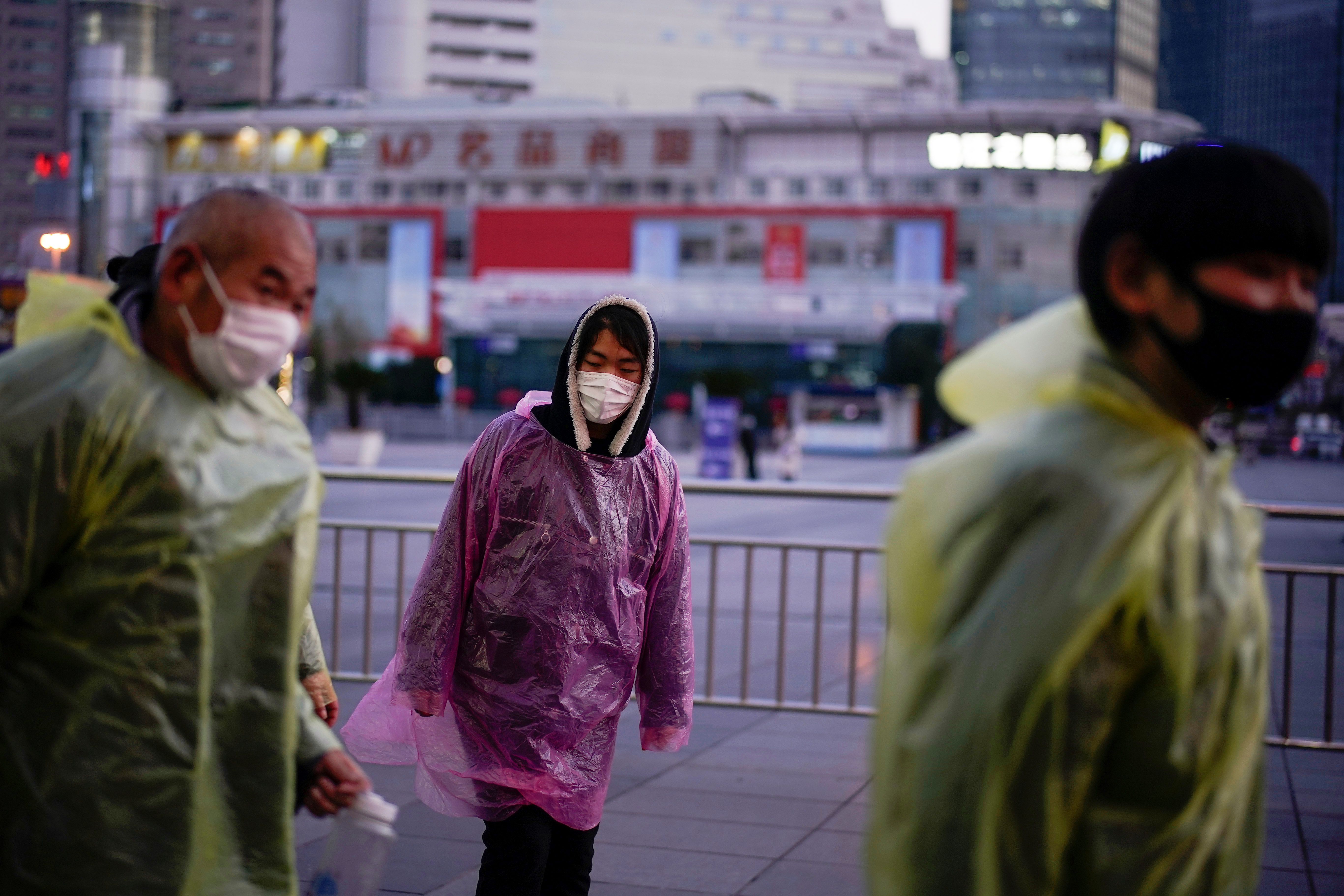 Millones de personas están utilizando máscaras faciales e impermeables de plástico como protección contra el coronavirus en Shanghái (Reuters)