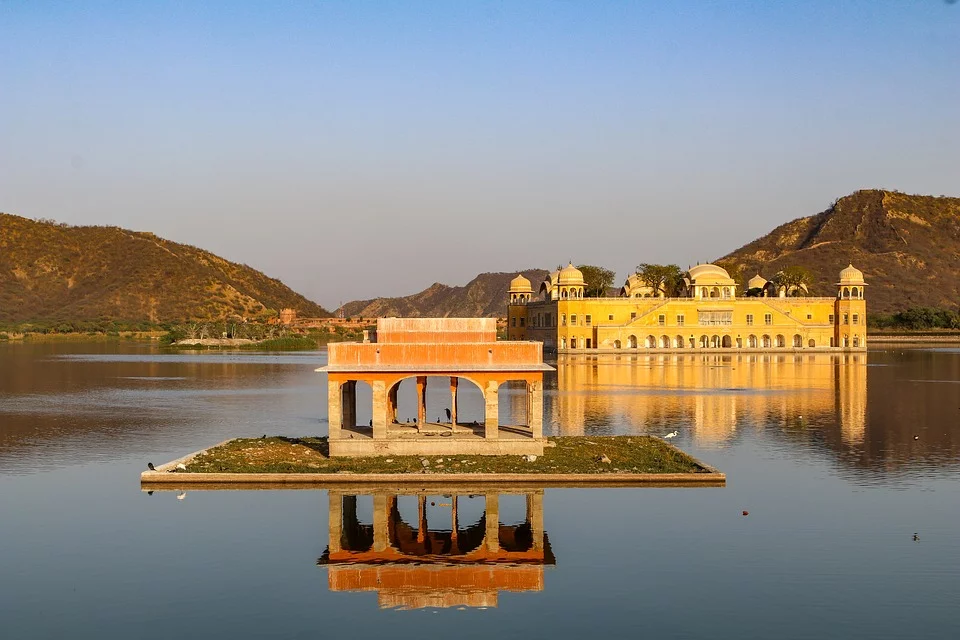 El palacio cuenta con cinco pisos de altura, pero únicamente la última planta se mantiene por encima del agua. Los cuatro pisos inferiores permanecen en su mayoría sumergidos cuando el lago está lleno