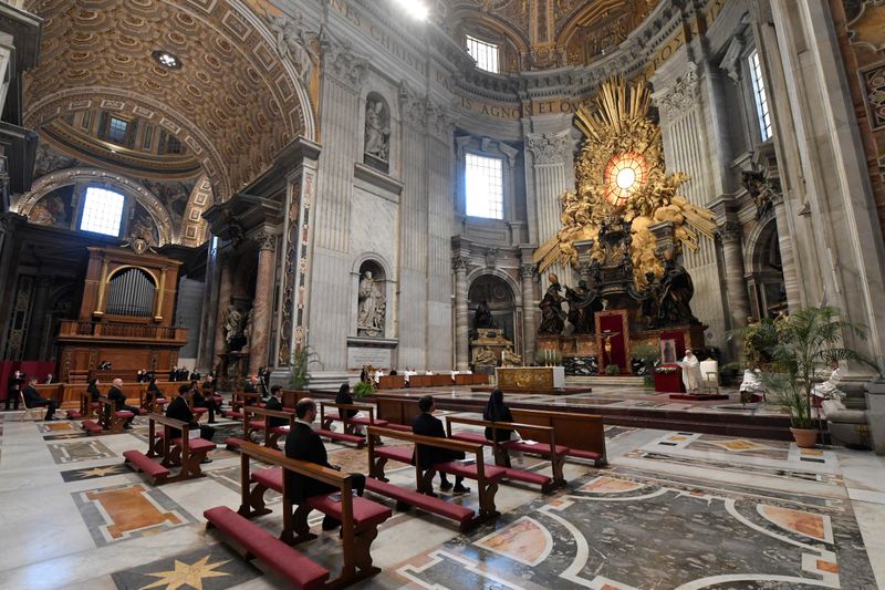 El papa Francisco encabezó una misa de Jueves Santo en la basílica de San Pedro, sin la usual participación masiva de fieles debido a la epidemia del coronavirus. El Vaticano, 9 de abril de 2020. (Vatican Media/Handout via REUTERS)