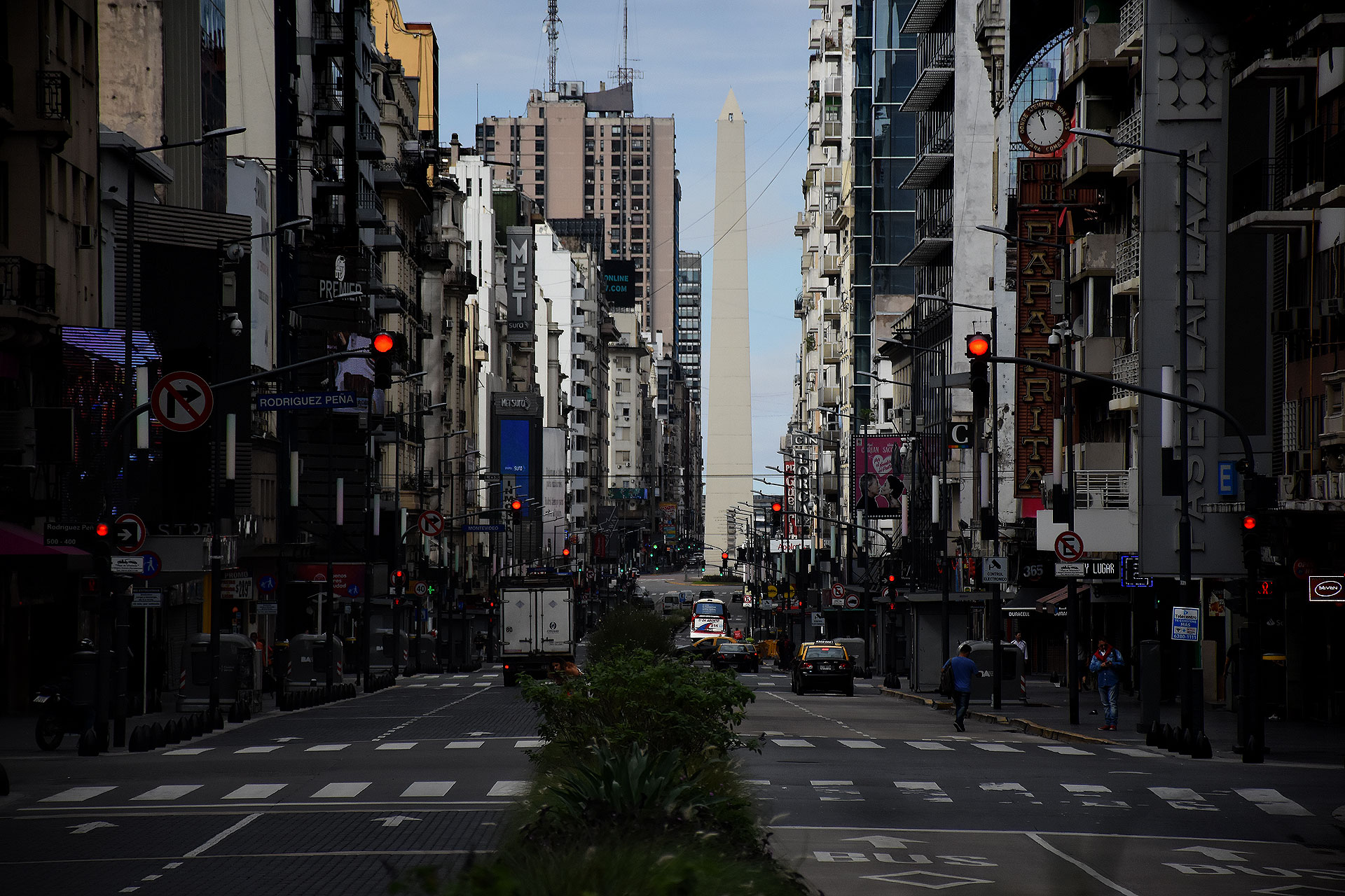 La calle Corrientes, con muy poco movimiento 