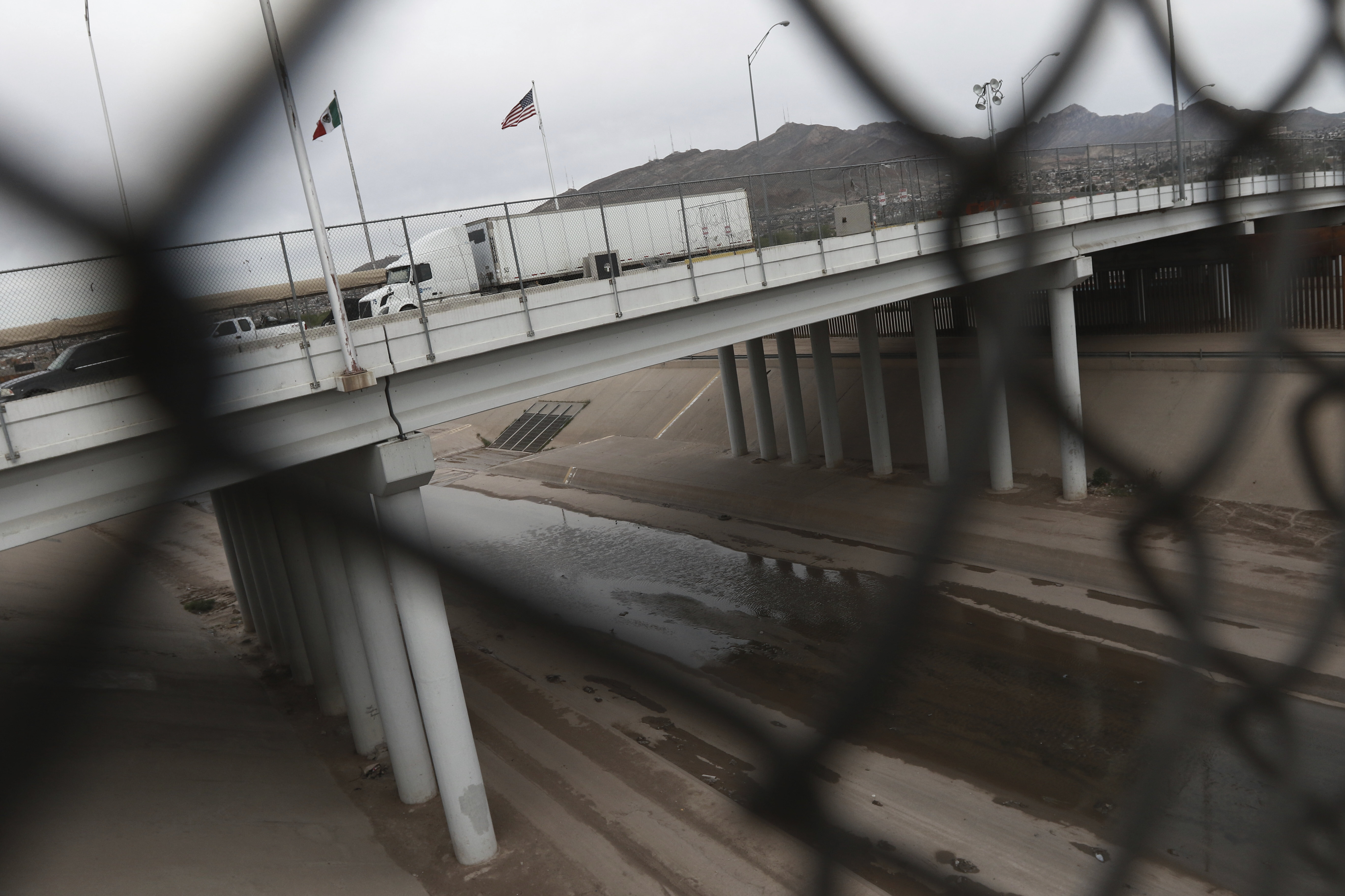Los conductores esperan para ingresar a México en un puente internacional en la frontera entre Estados Unidos y México que une Ciudad Juárez y El Paso, el sábado 21 de marzo de 2020.