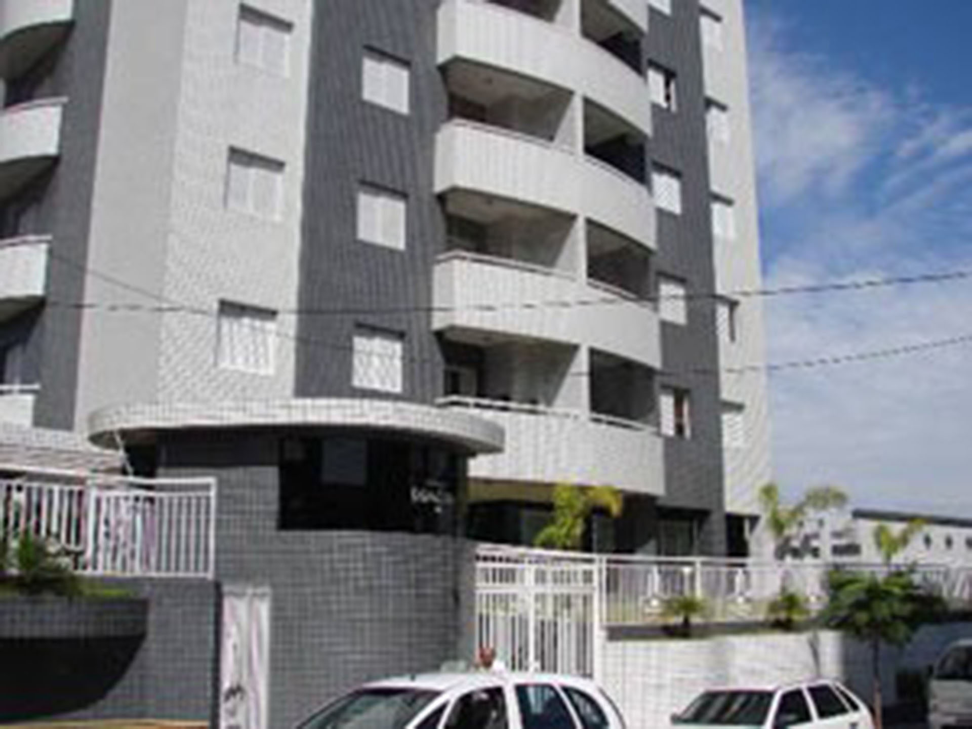 El edificio de donde cayó la niña