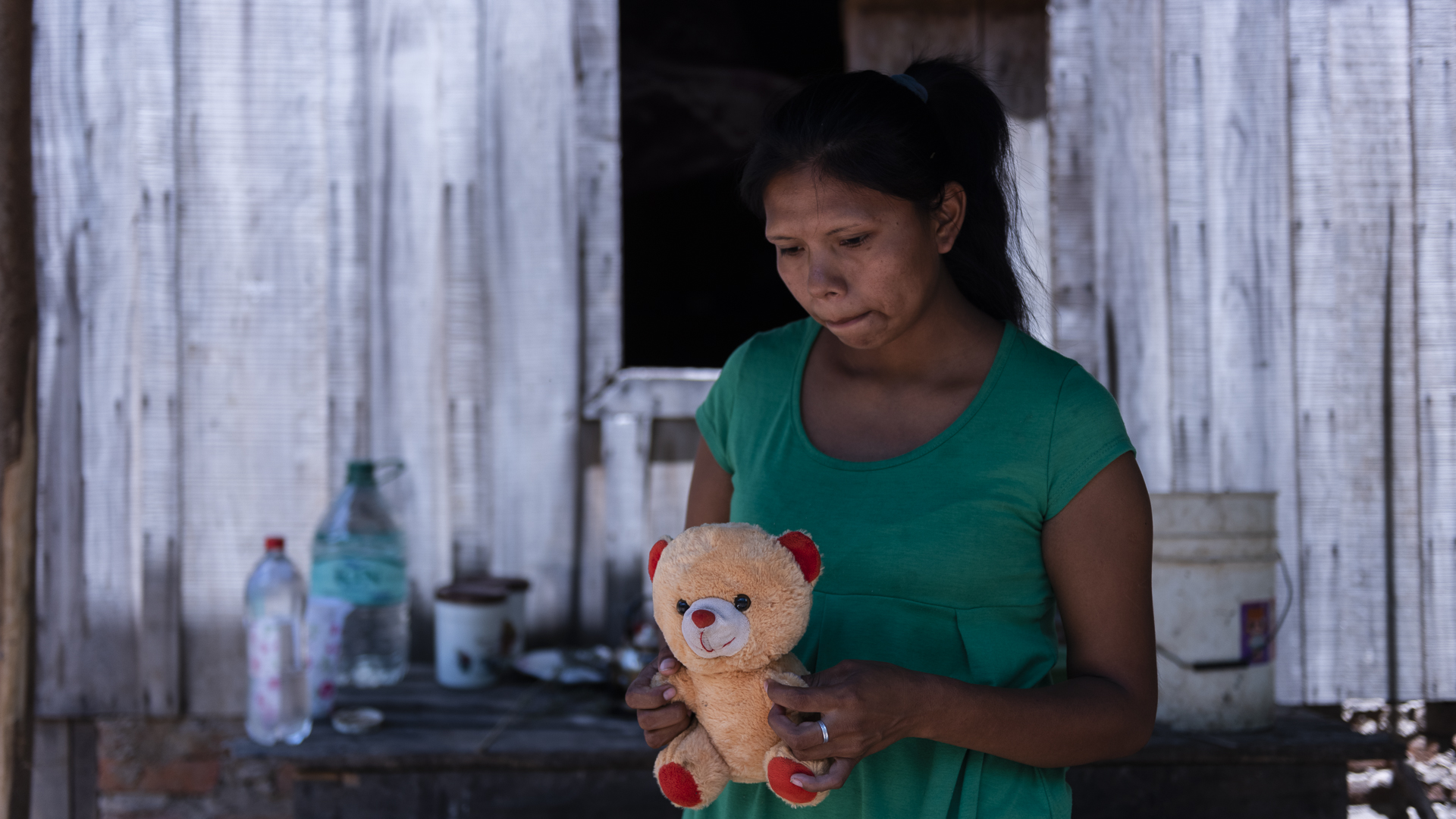 La abuela de Lautaro quemó todo lo del chiquito para que su mamá no sufra. Sólo quedó un peluche, que Amalia acaricia con ternura