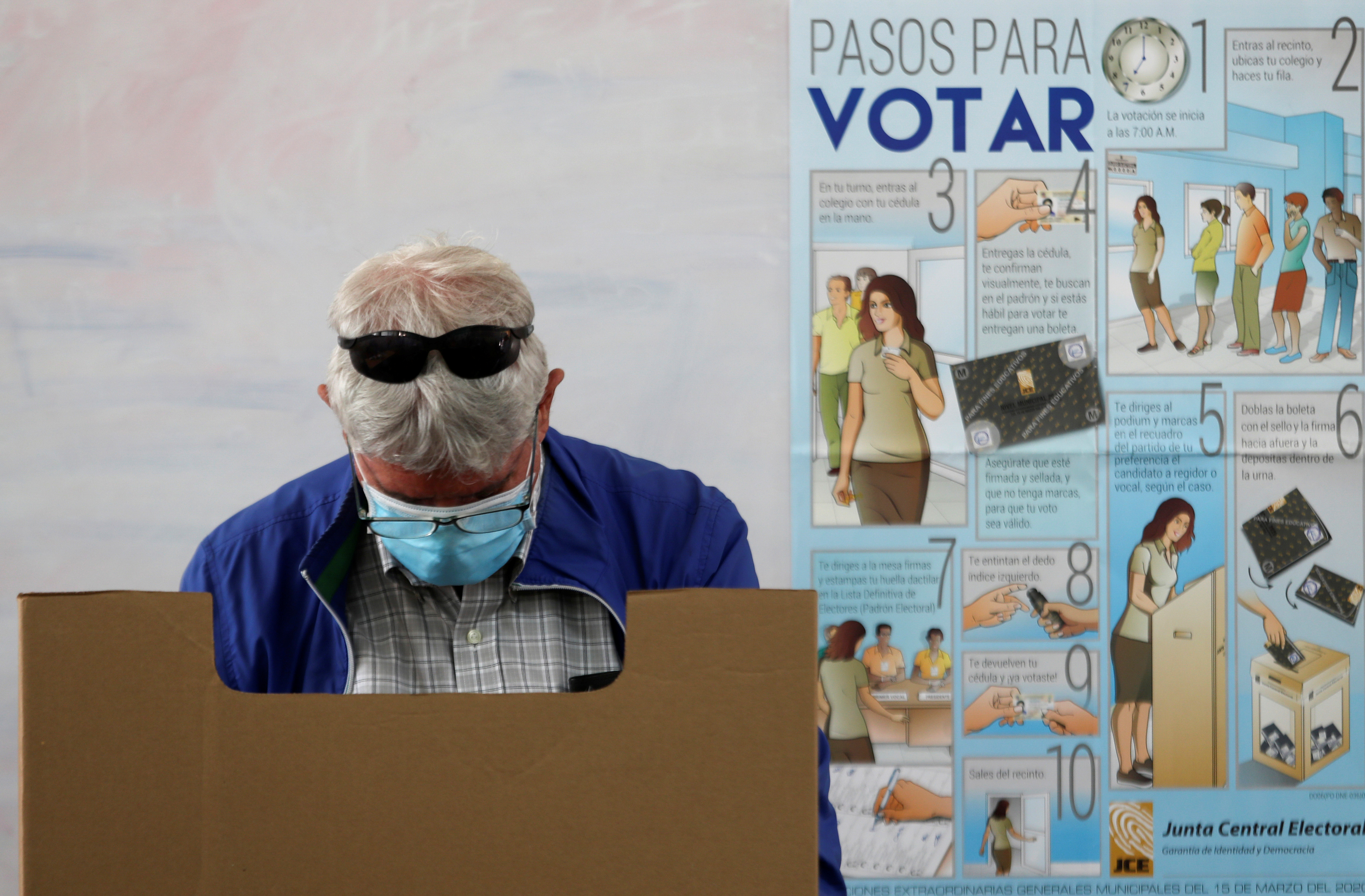 Un hombre vota en Santo Domingo, República Dominicana, el 15 de marzo de 2020 (REUTERS/Ricardo Rojas)