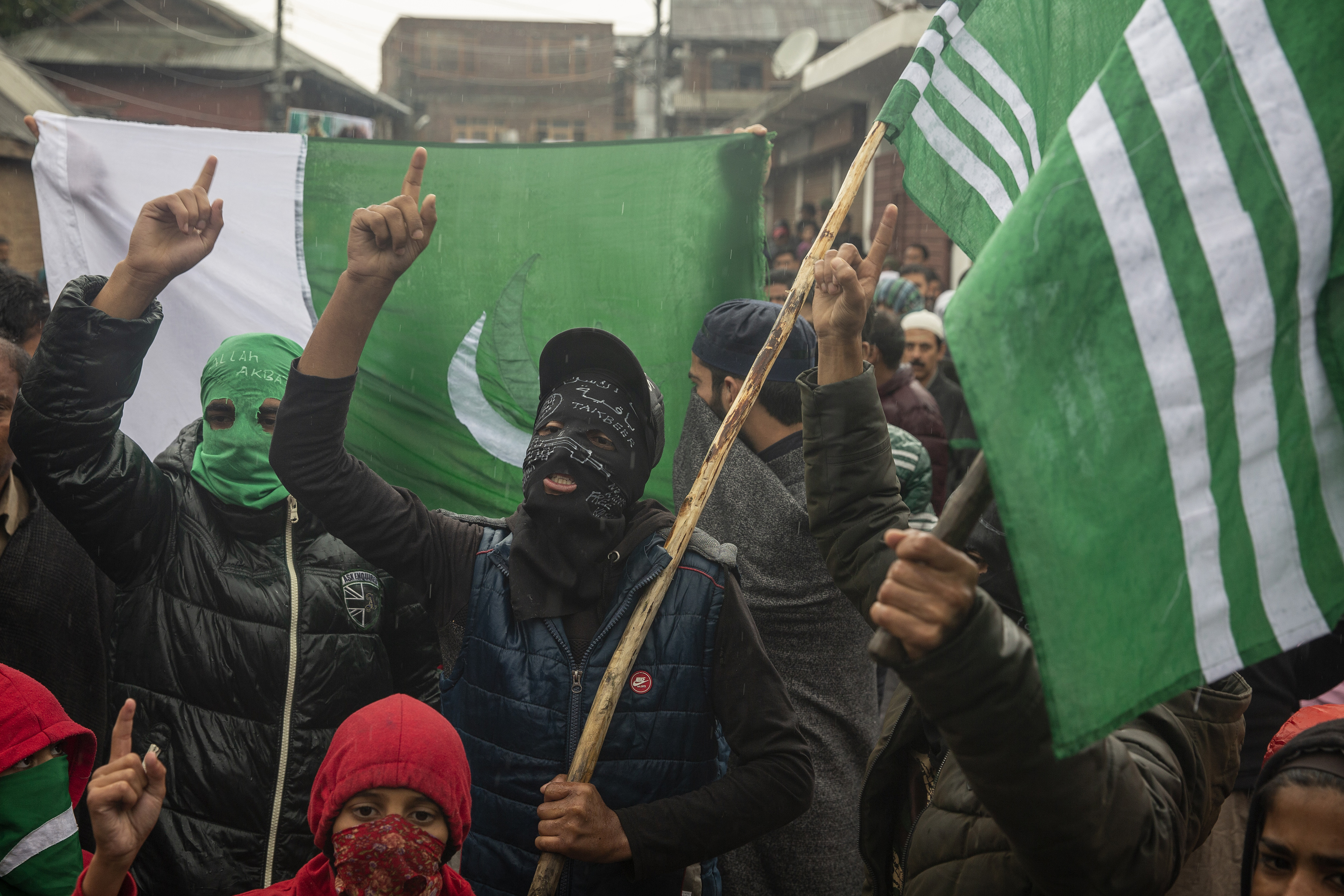 Los cachemires enmascarados gritan consignas durante una protesta después de las oraciones del viernes en las afueras de Srinagar, Cachemira controlada por la India, el 4 de octubre de 2019. (Foto AP / Dar Yasin)