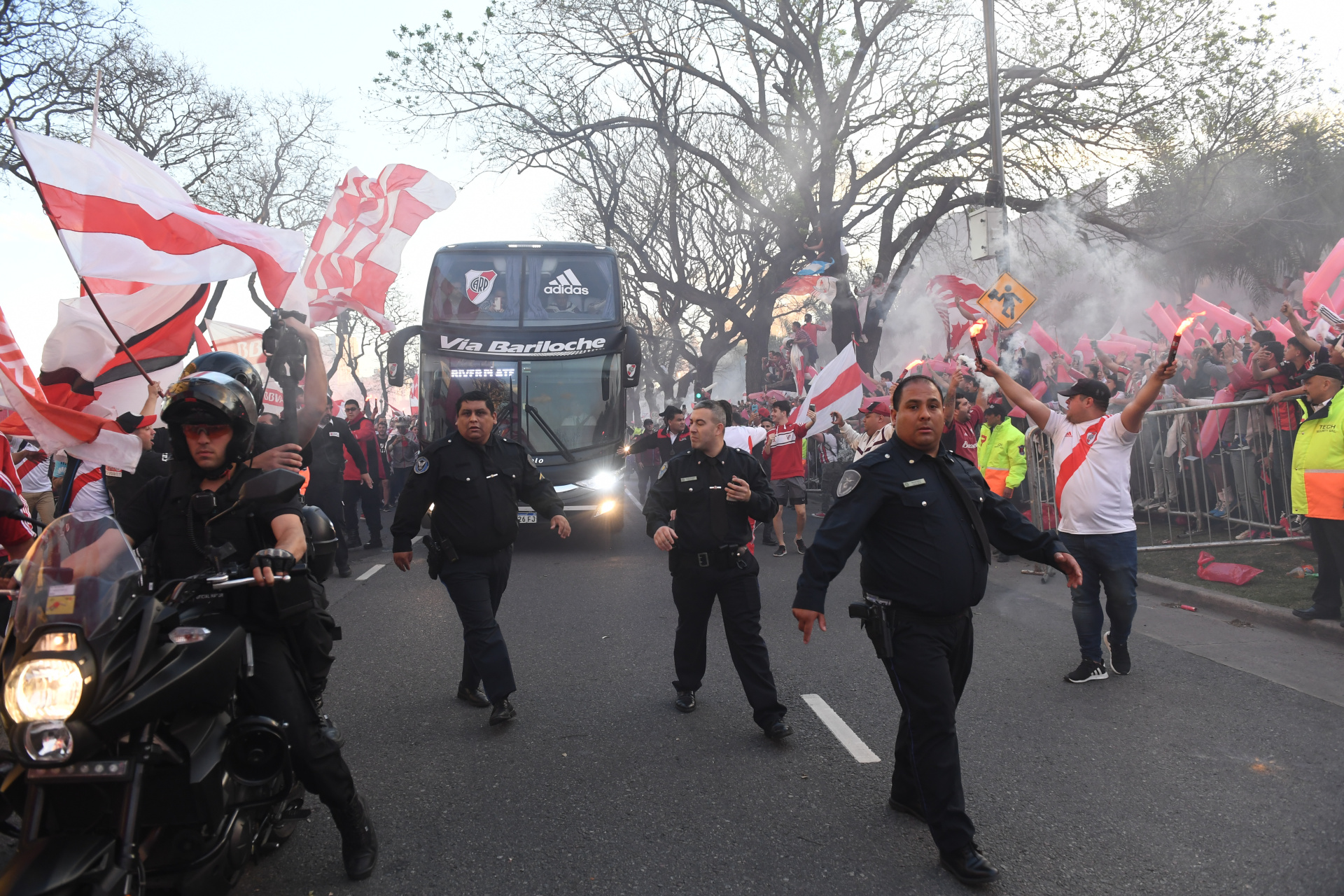 Más allá de la multitud, la Policía consiguió que el traslado del micro se produzca con total normalidad