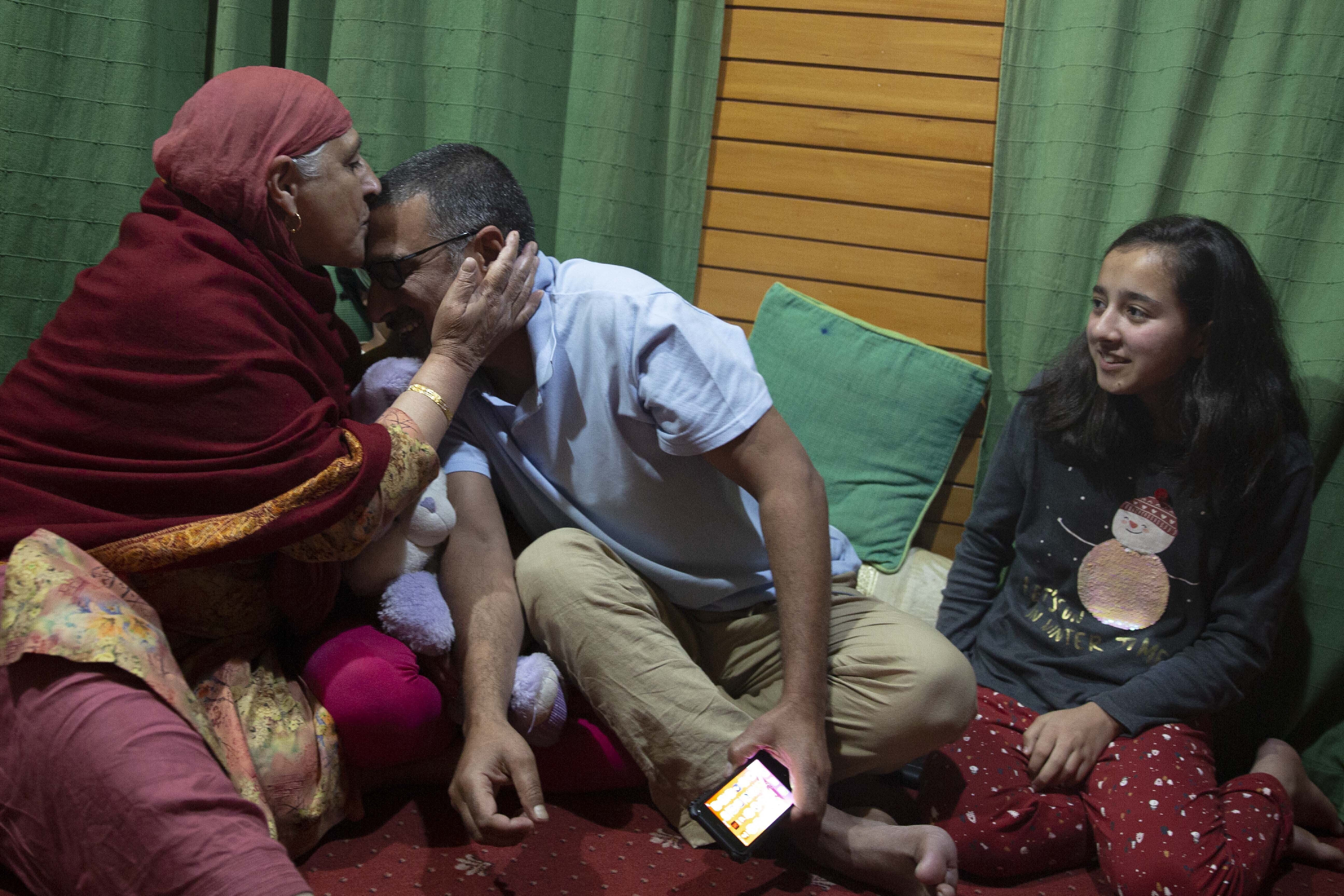 El fotógrafo de Associated Press, Dar Yasin, celebra con su familia en su casa en Srinagar, Cachemira controlada por la India, el martes 5 de mayo de 2020, tras el anuncio de que fue uno de los tres fotógrafos de AP que ganaron el Premio Pulitzer en Fotografía de Largometraje por su cobertura del conflicto en Cachemira y en Jammu, India. (Foto AP / Rifat Yasin)