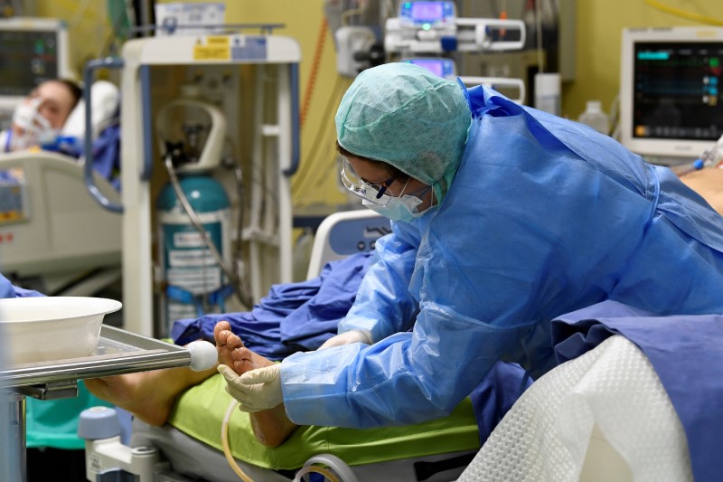 Una unidad de cuidados intensivos con pacientes COVID-19 en el hospital San Raffaele en Milan. Italia, 27 de marzo de 2020. REUTERS/Flavio Lo Scalzo