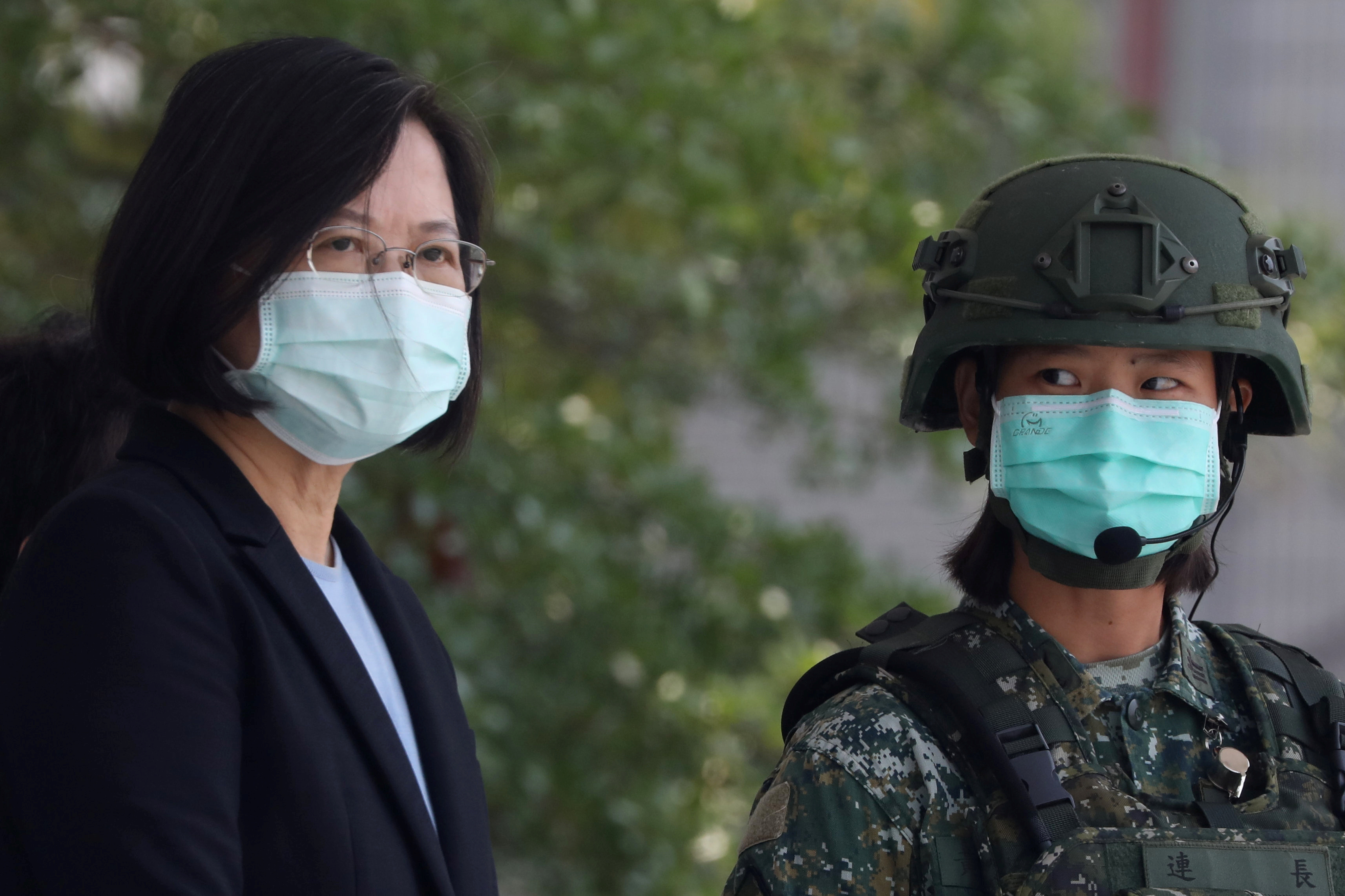 La presidente de Taiwán, Tsai Ing-Wen, con una máscara facial, observa a los soldados realizando simulacros en un campamento militar en Tainan, Taiwán (Reuters)