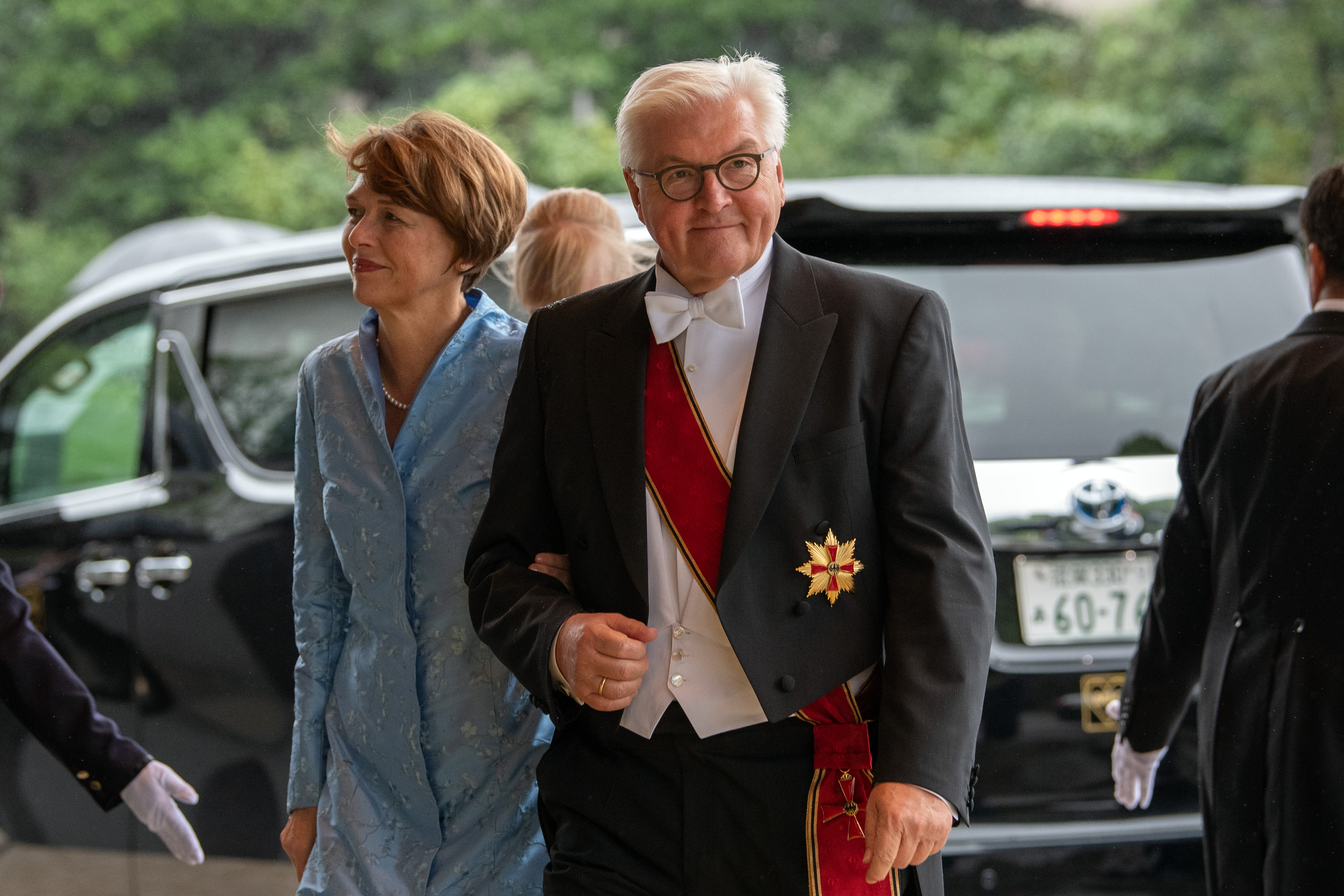  El presidente de Alemania, Frank-Walter Steinmeier, y su esposa Elke Budenbender llegan para asistir a la ceremonia de entronización del emperador japonés Naruhito en el Palacio Imperia (AFP) 