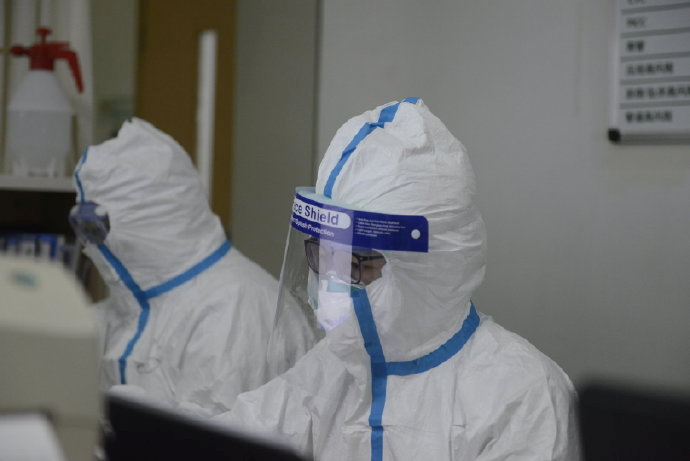 Una imagen publicada por el Hospital Central de Wuhan muestra al personal médico que atiende a un paciente (vía REUTERS)