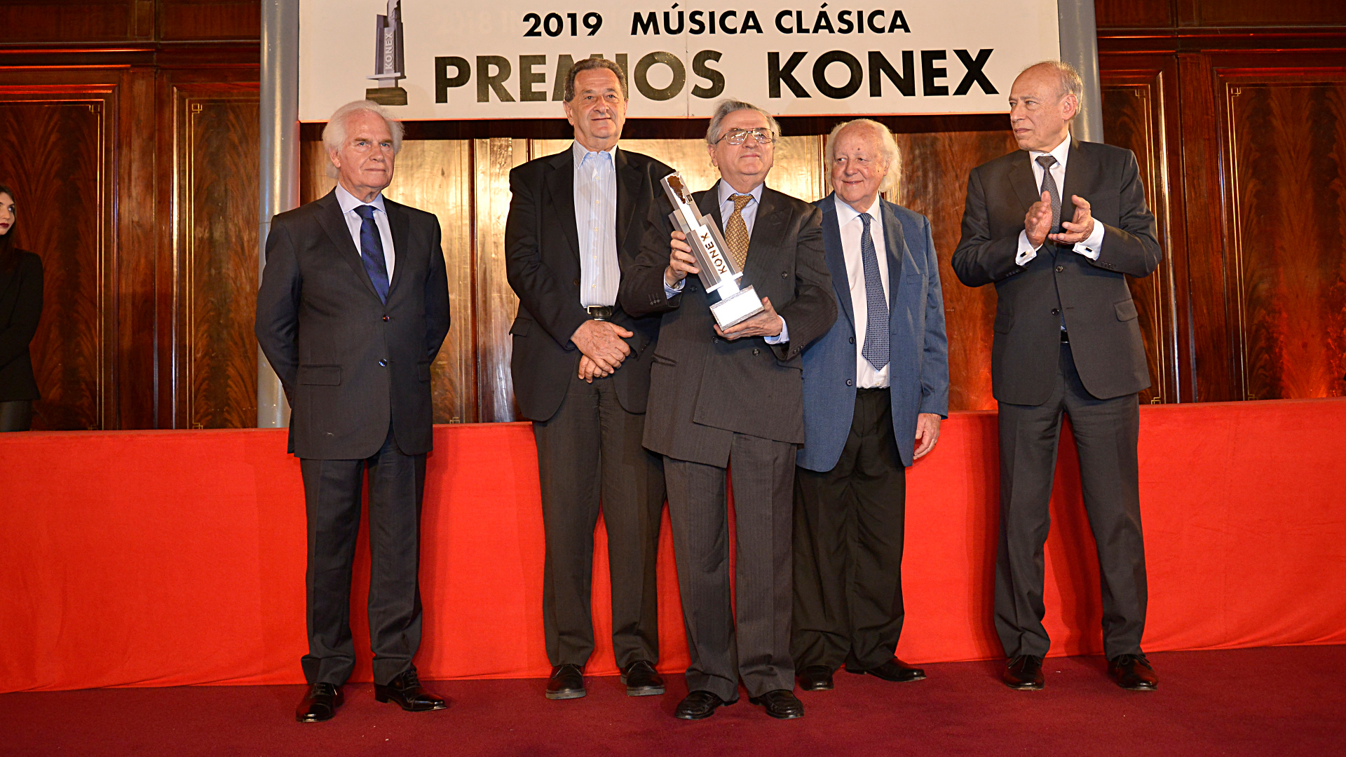 Mención especial por la creación y compromiso con la Orquesta Sinfónica Juvenil Nacional José de San Martín a Mario Benzecry