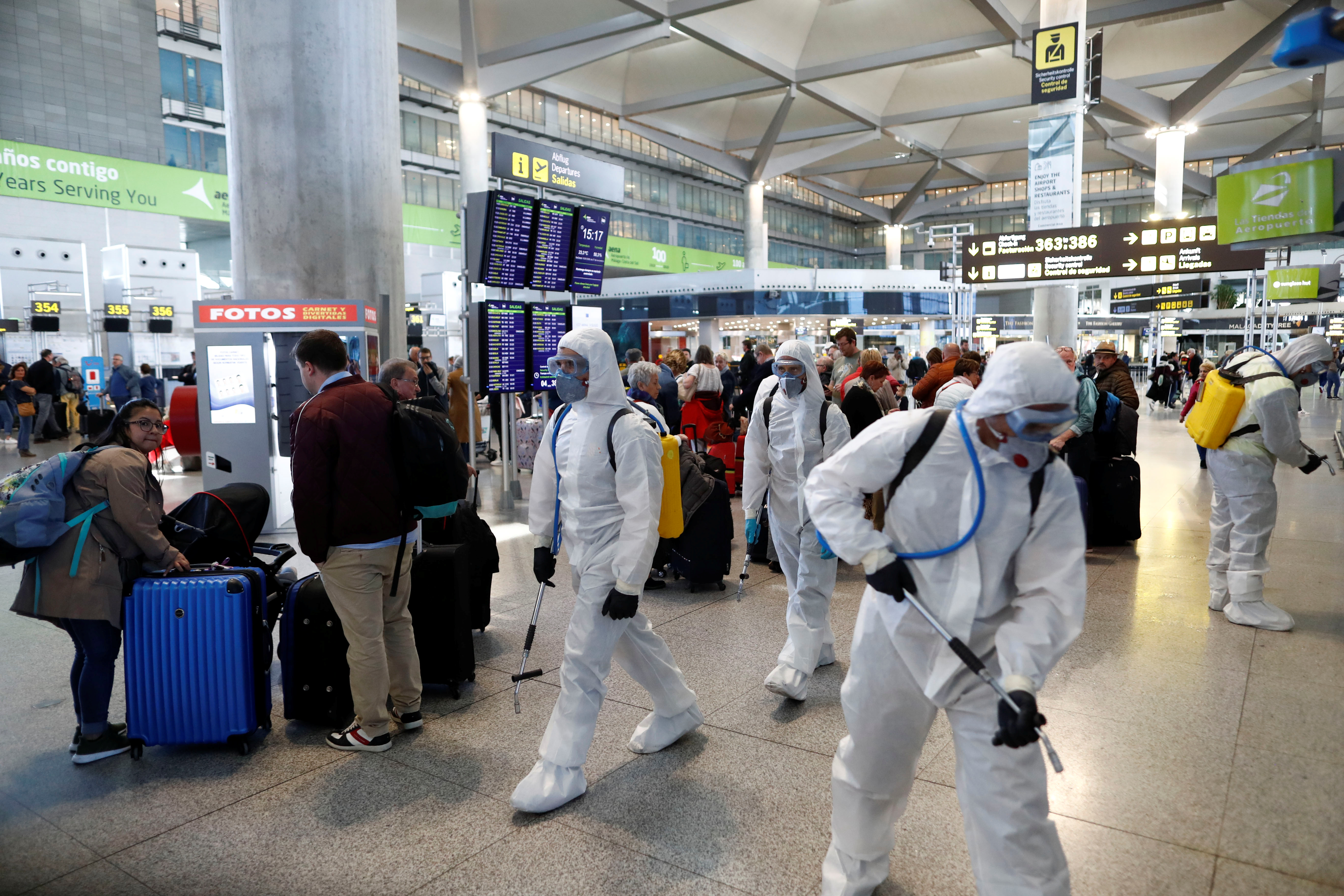 Desinfección en el aeropuerto de Málaga (REUTERS/Jon Nazca)
