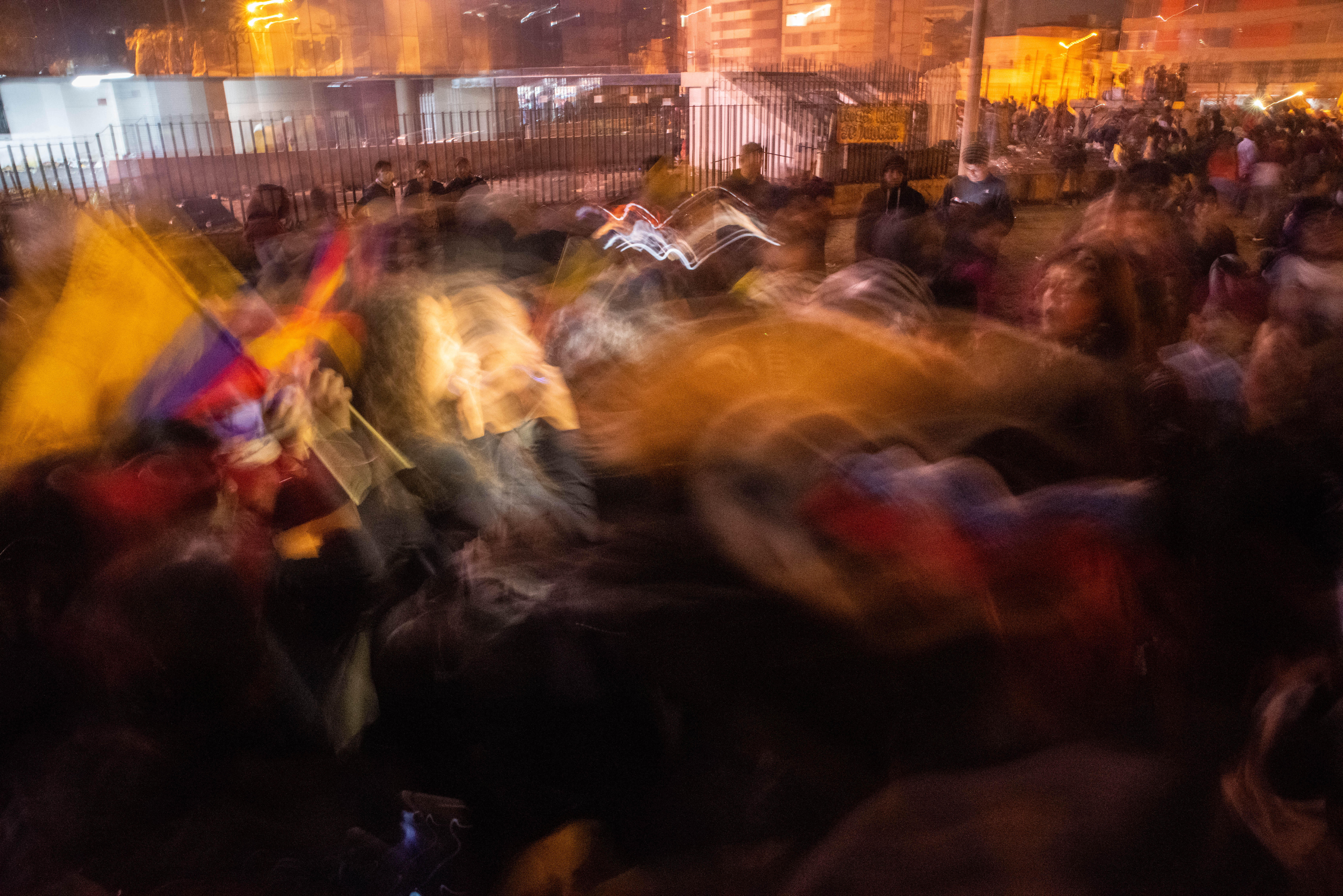 Cientos de indígenas festejaban asimismo la “victoria de la lucha popular” en los exteriores de la Casa de la Cultura con bailes en los que portaban sus lanzas y hacían sonar sus tambores al grito de: “¡El pueblo unido, jamás será vencido!”