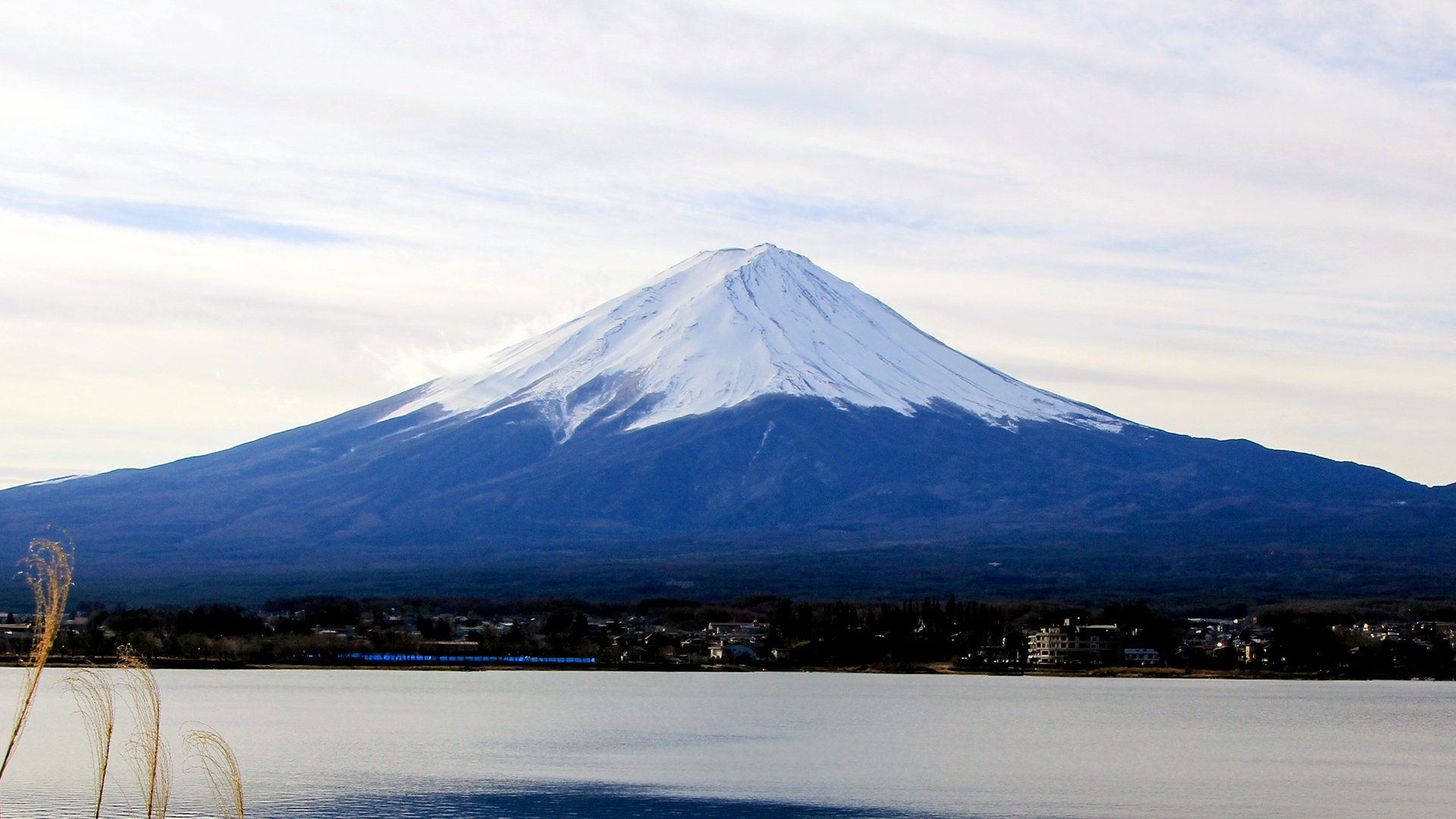 El Fuji es un volcán compuesto y es el símbolo de Japón. Su última erupción, afortunadamente para los pobladores de esta megaurbe fue el 16 de diciembre de 1707